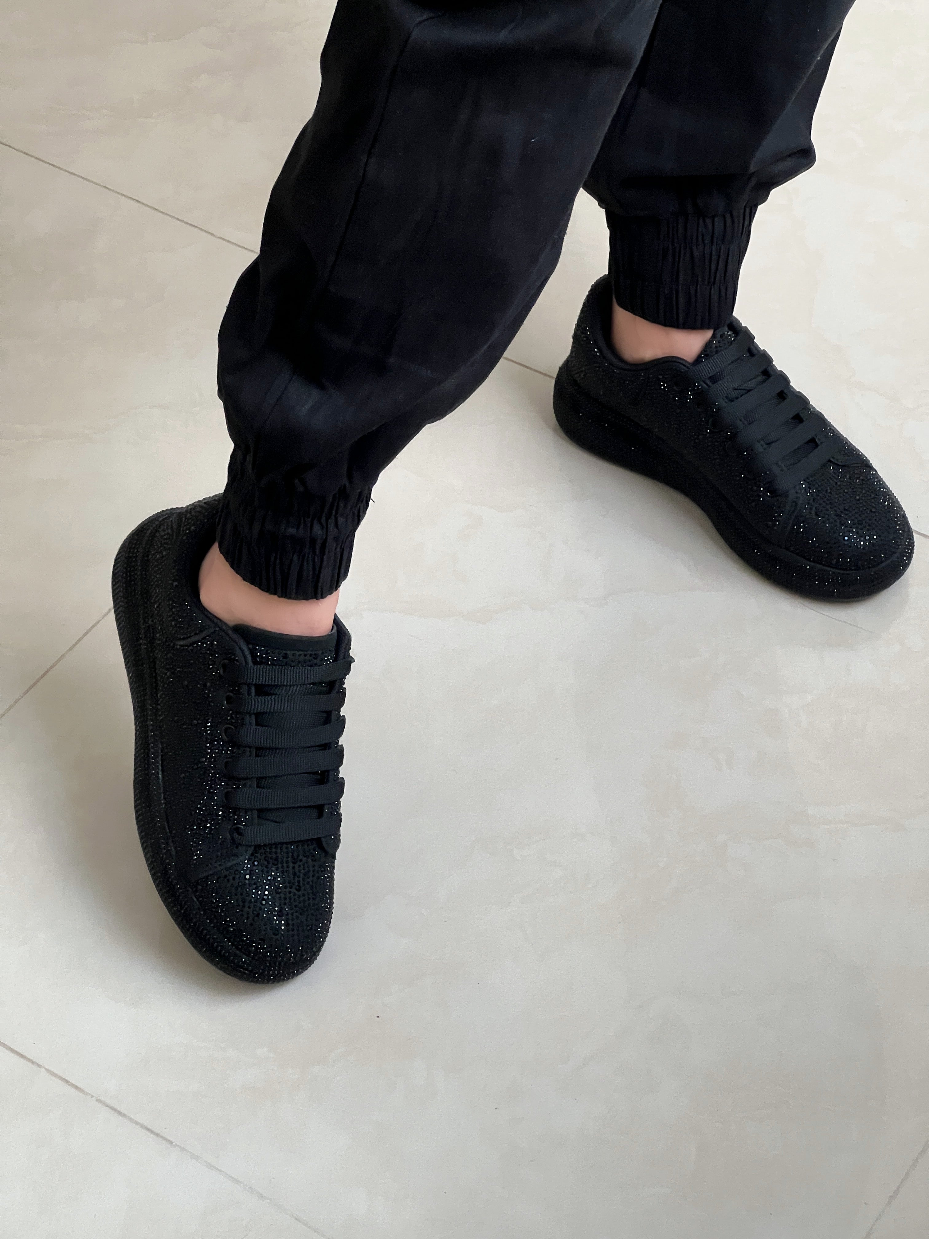 TENIS NEGROS CON PEDRERÍA