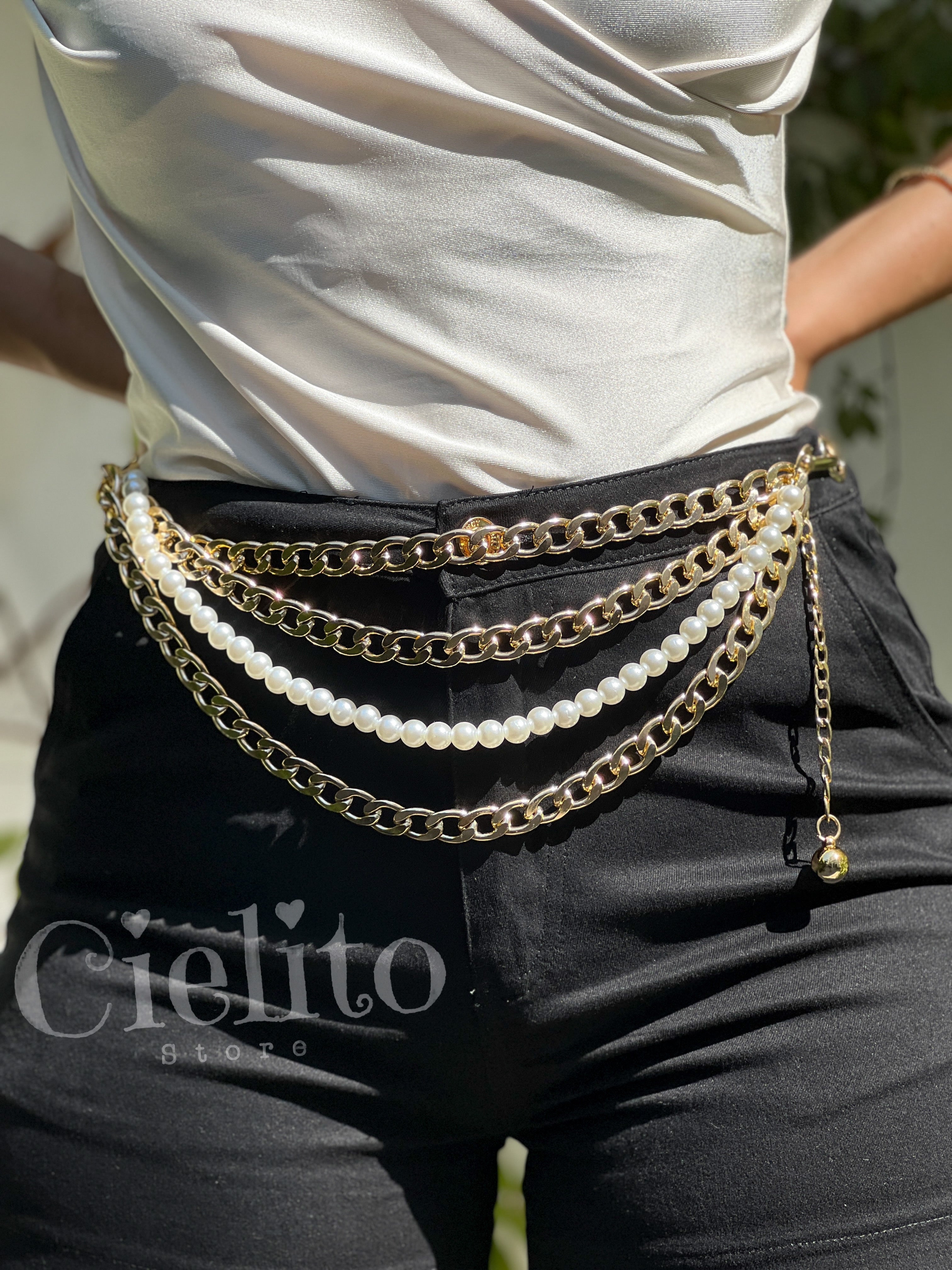 Short negro con cinturón de Cadena