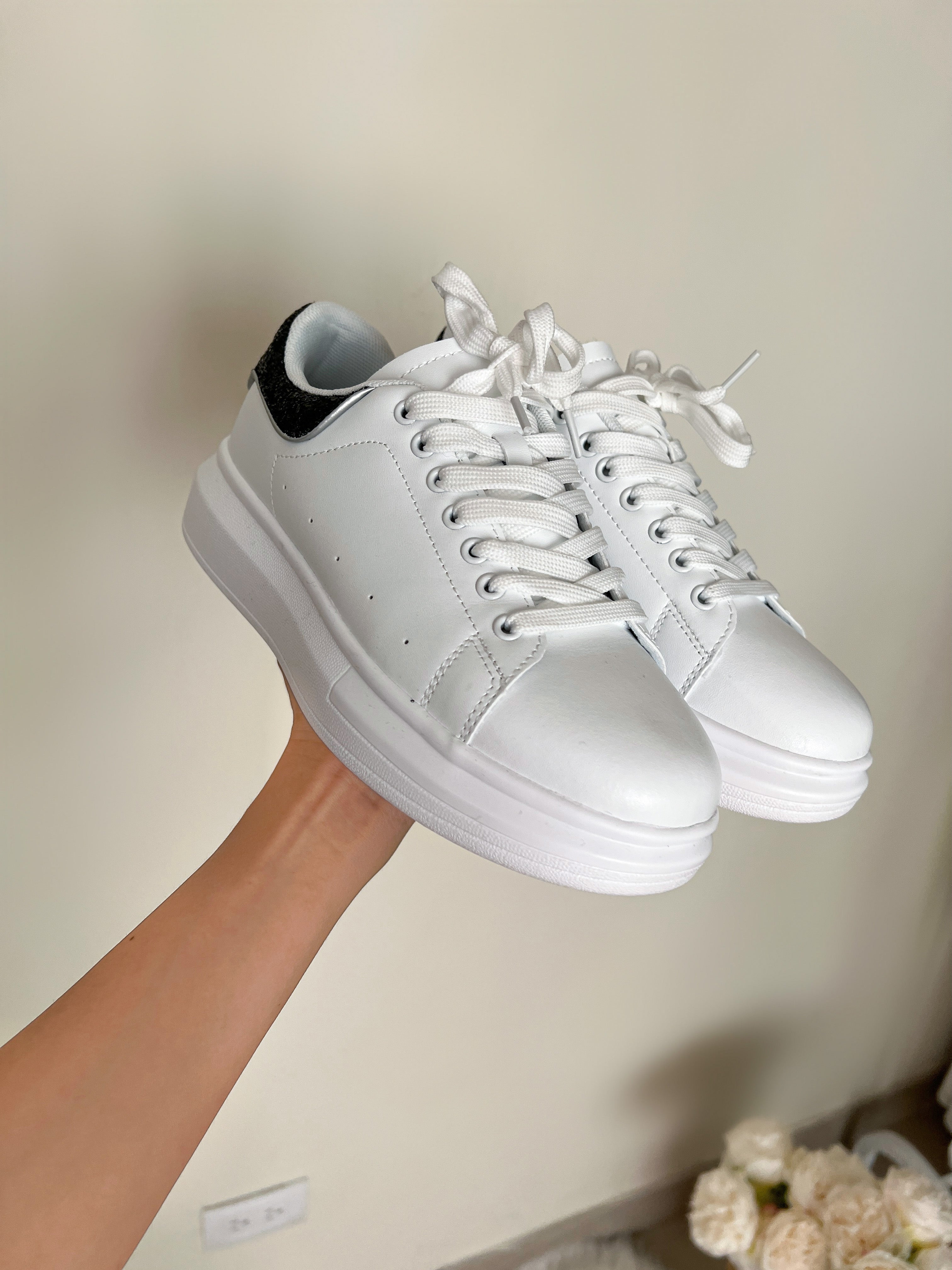 TENIS BLANCOS CON NEGRO