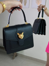 Bolso negro con detalle dorado