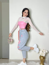 PANTALÓN DENIM PERLAS ROSAS Y CINTURÓN