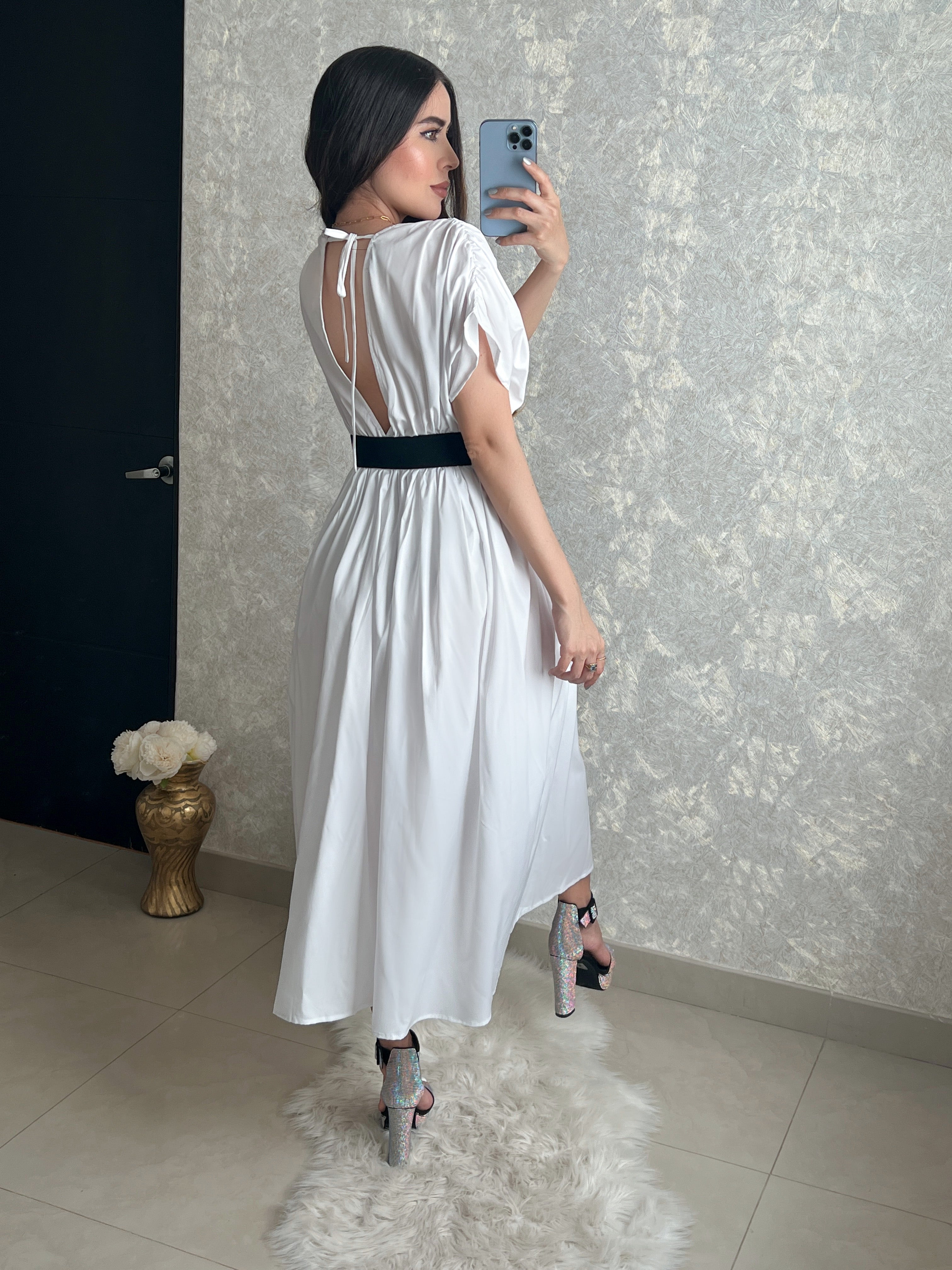 VESTIDO BLANCO CON CINTURÓN