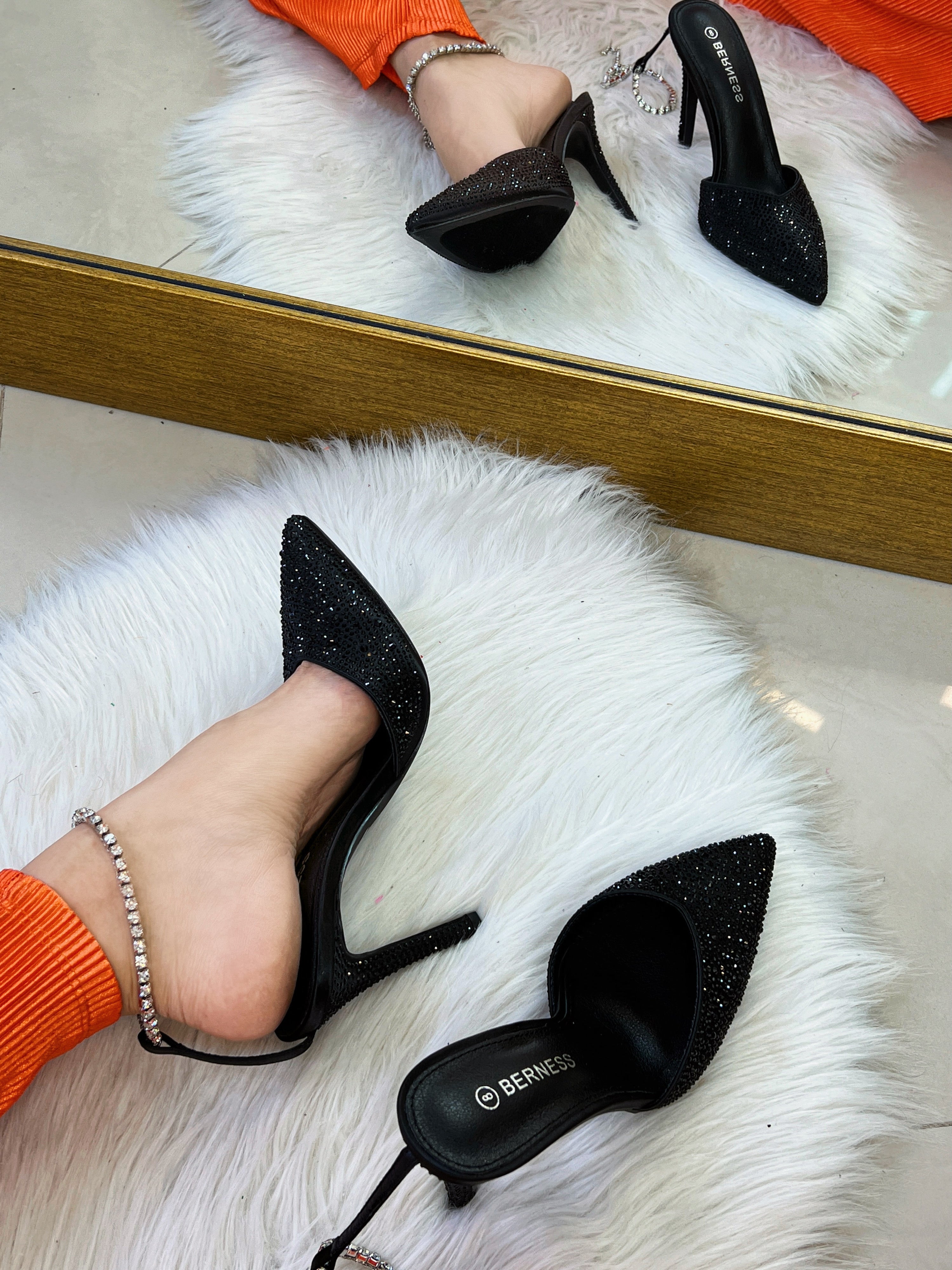 ZAPATILLA NEGRA DIAMANTE