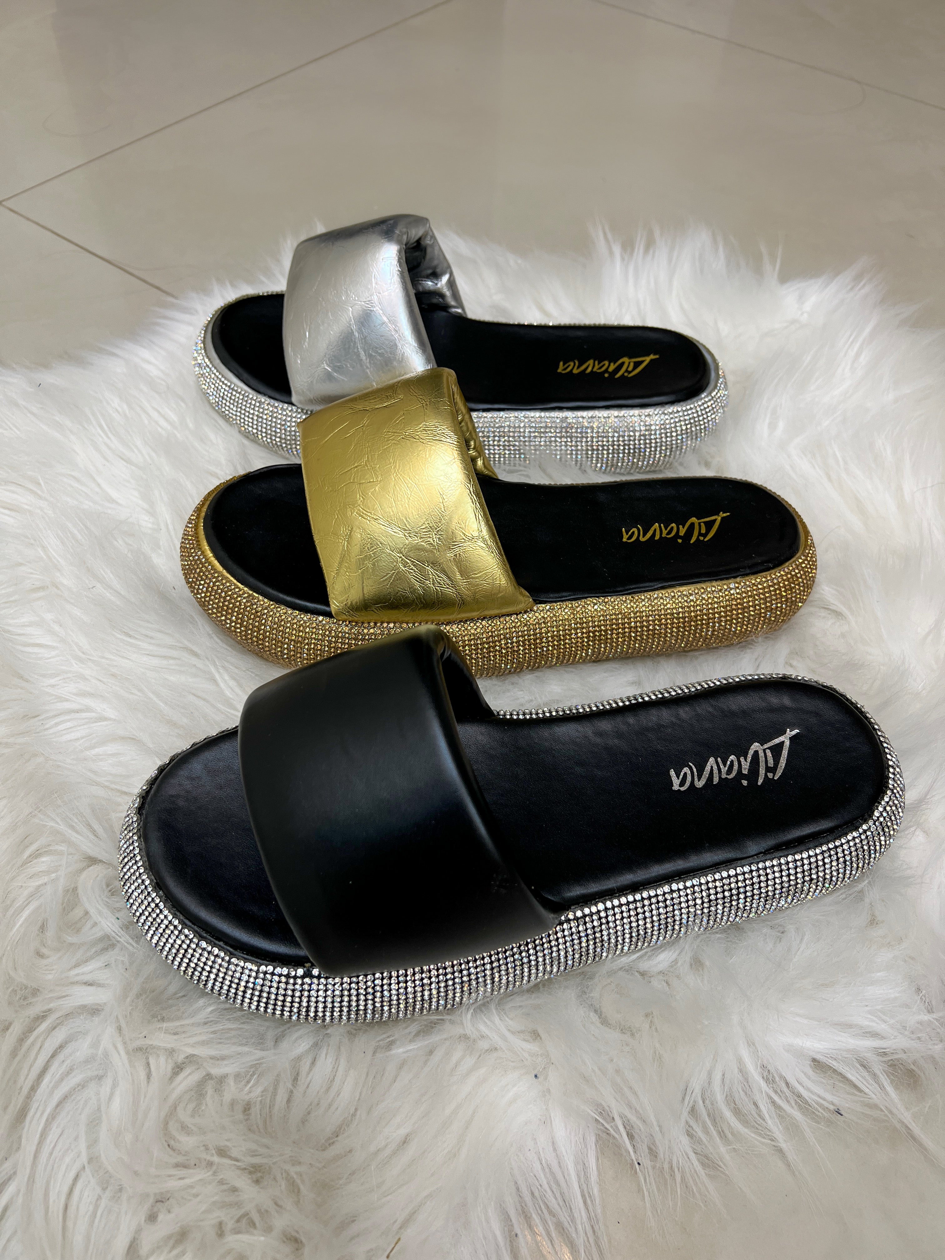 SANDALIA CON PLATAFORMA DE PEDRERÍA NEGRA