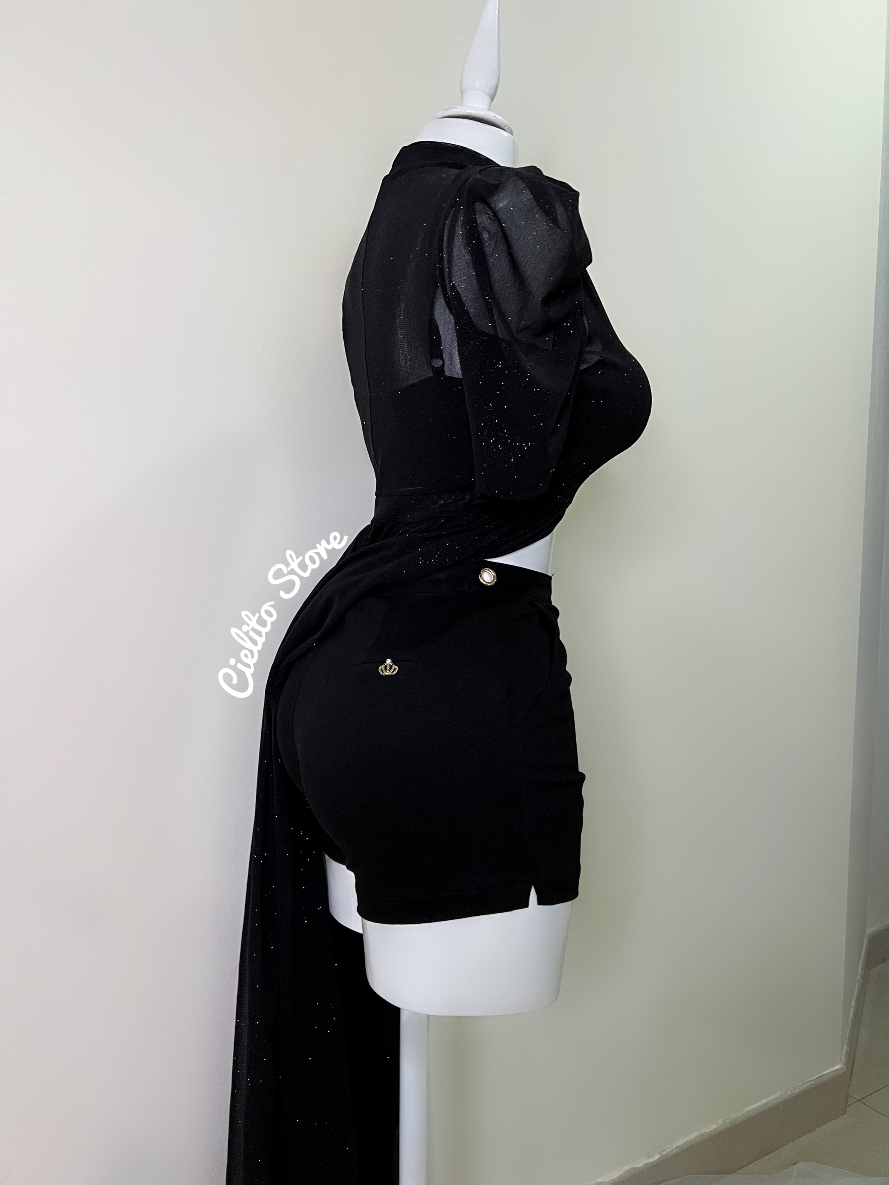 Short negro con cinturón de Cadena