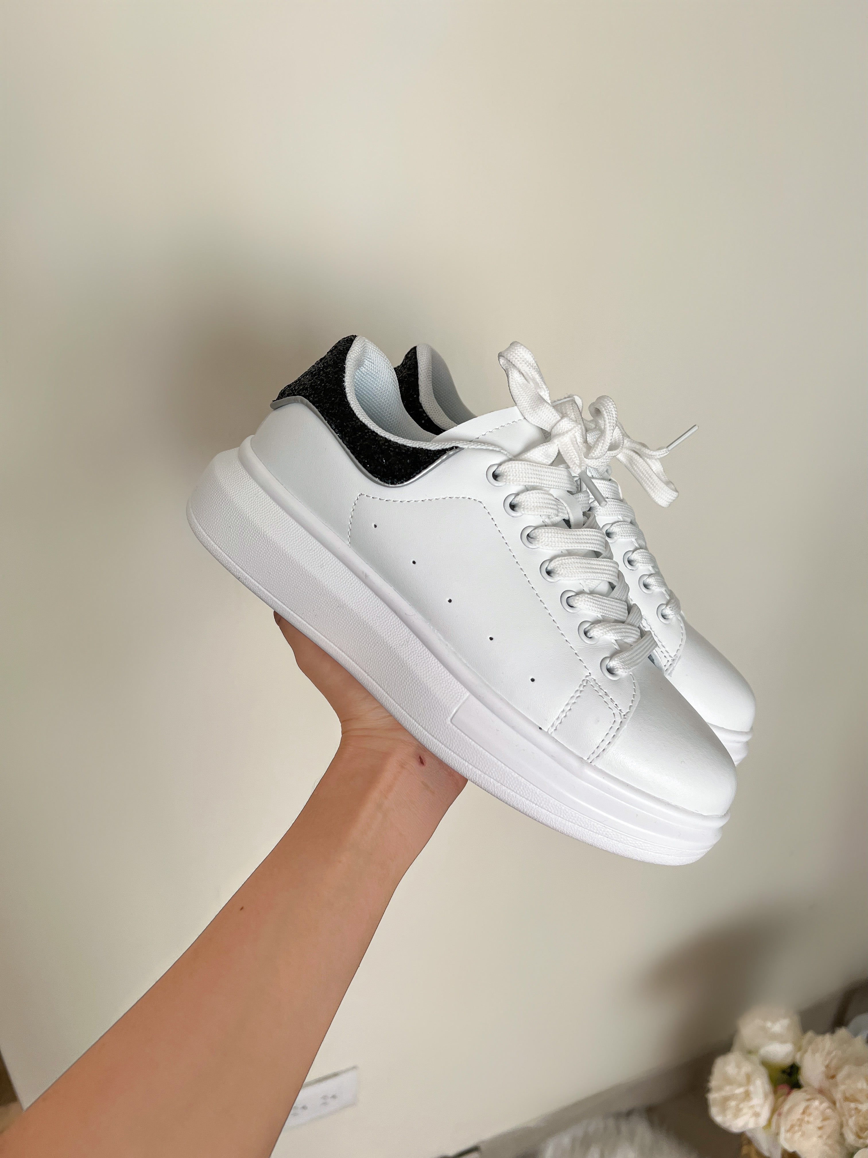 TENIS BLANCOS CON NEGRO