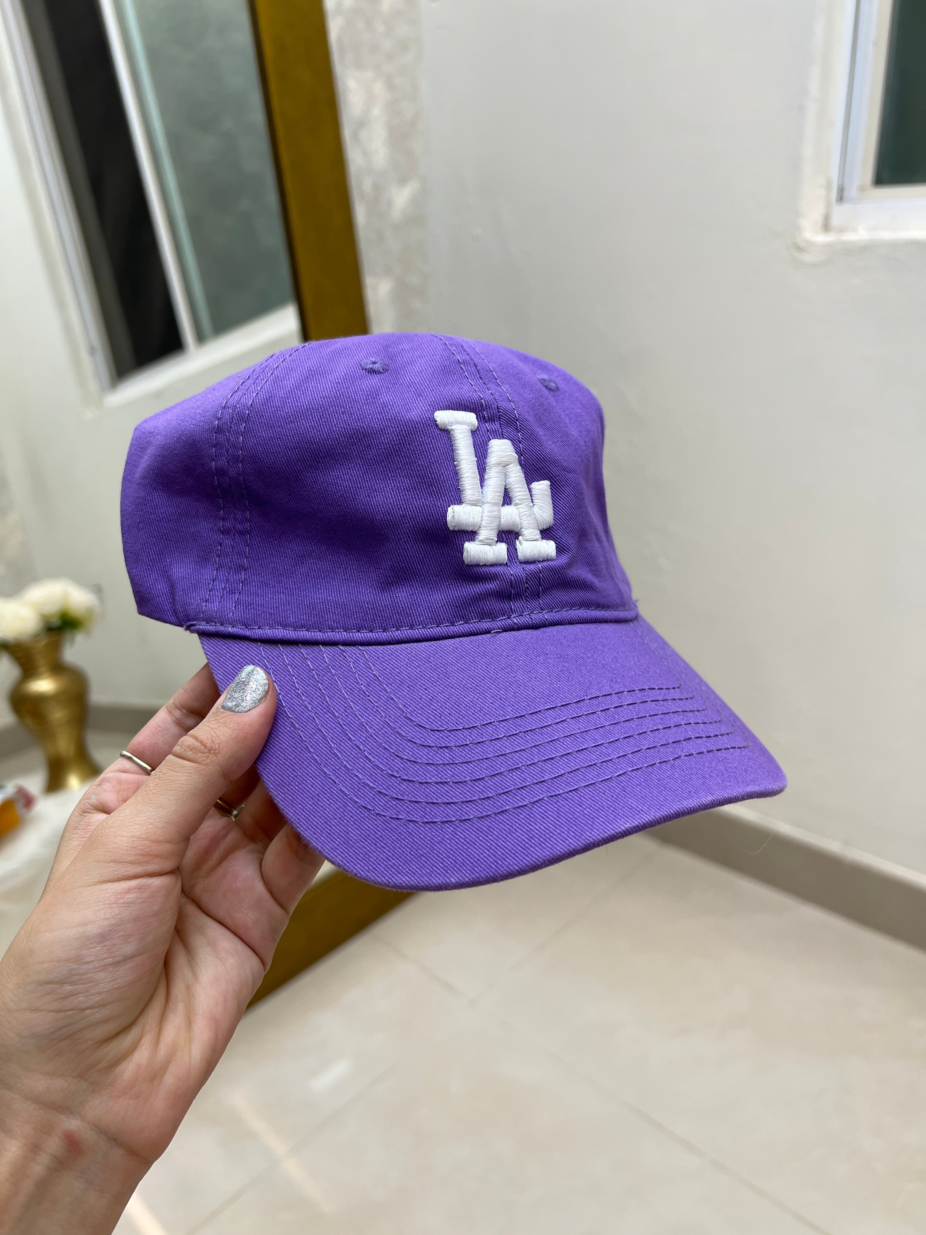 GORRA MORADA LA