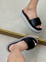 SANDALIA CON PLATAFORMA DE PEDRERÍA NEGRA