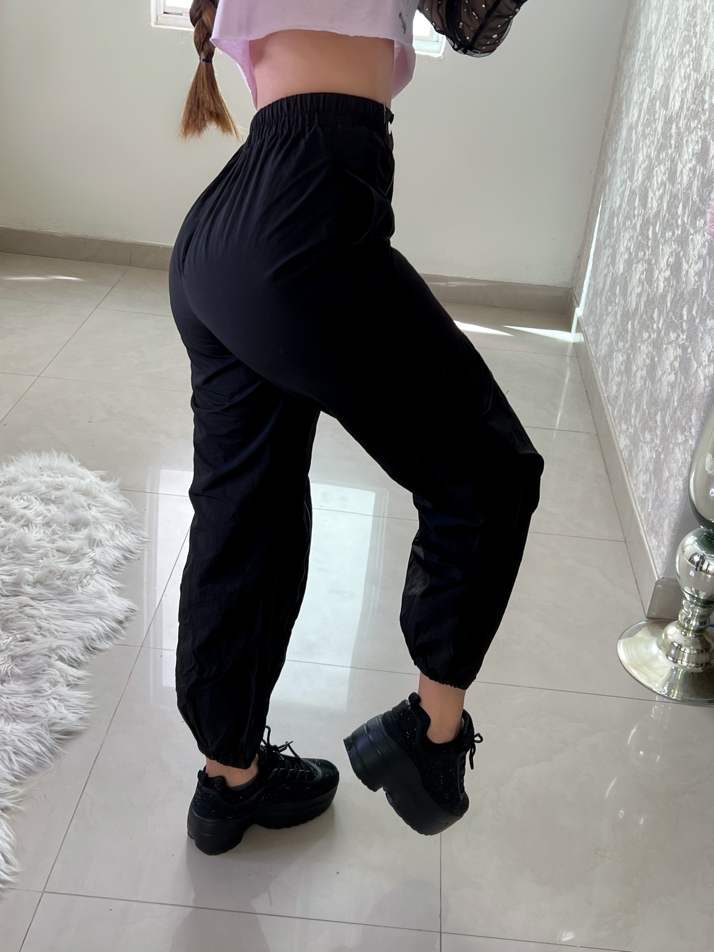 PANTALÓN PARACHUTE  NEGRO CON CIERRE FRONTAL