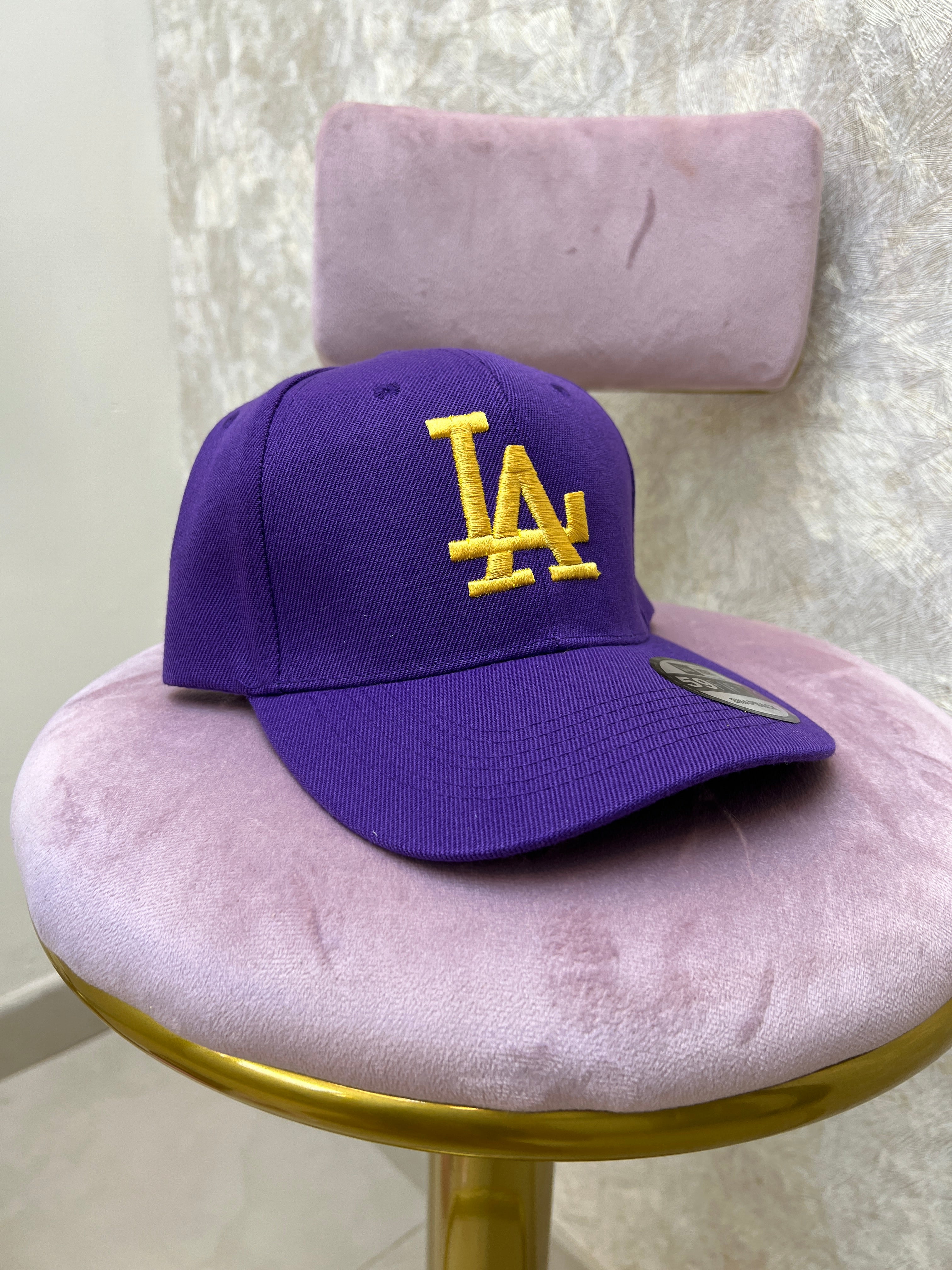 GORRA MORADA CON LA AMARILLO
