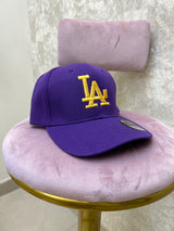 GORRA MORADA CON LA AMARILLO
