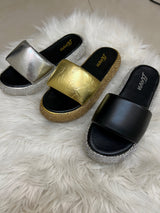 SANDALIA CON PLATAFORMA DE PEDRERÍA NEGRA