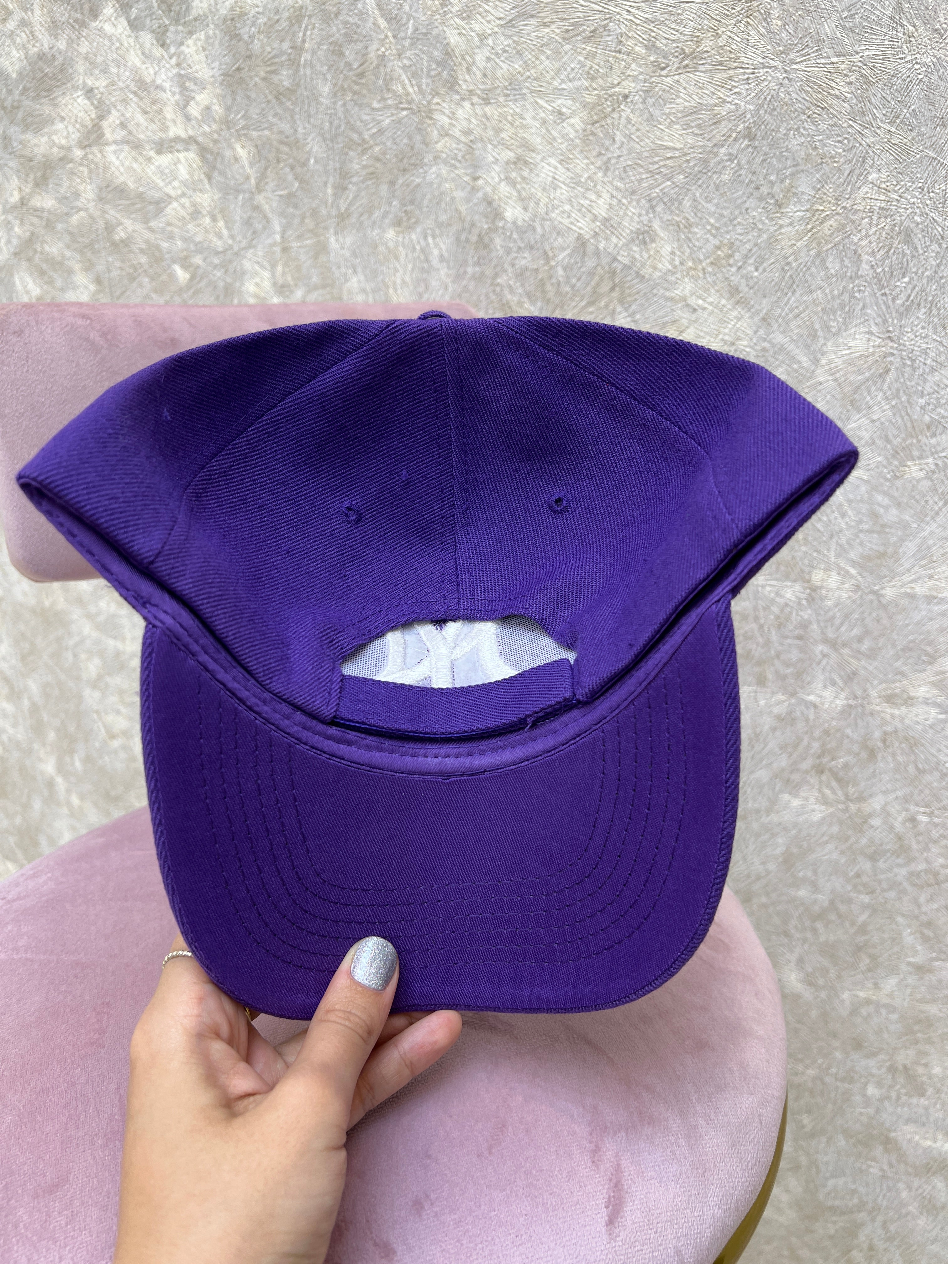 GORRA MORADA NY