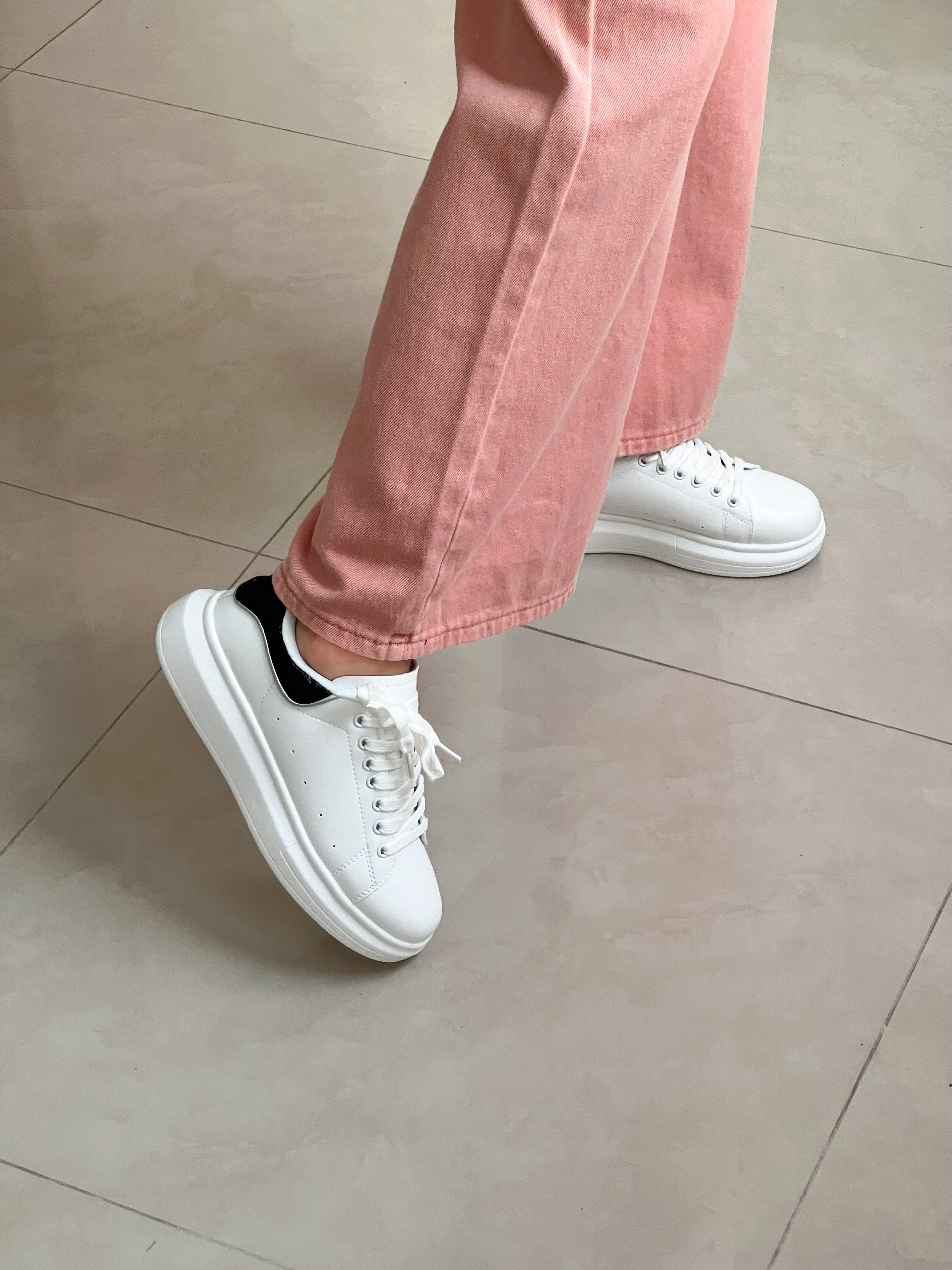 TENIS BLANCOS CON NEGRO