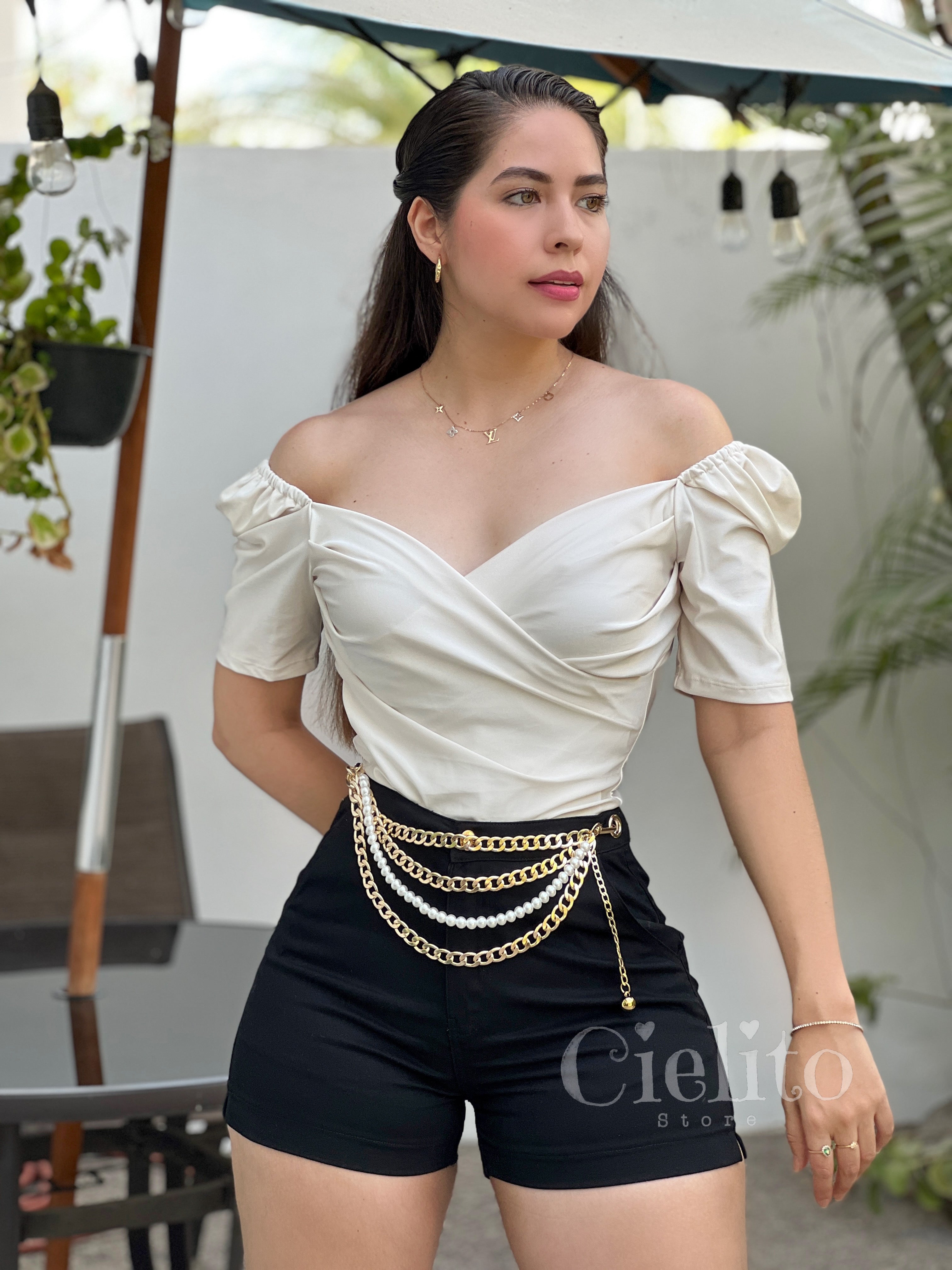 Short negro con cinturón de Cadena