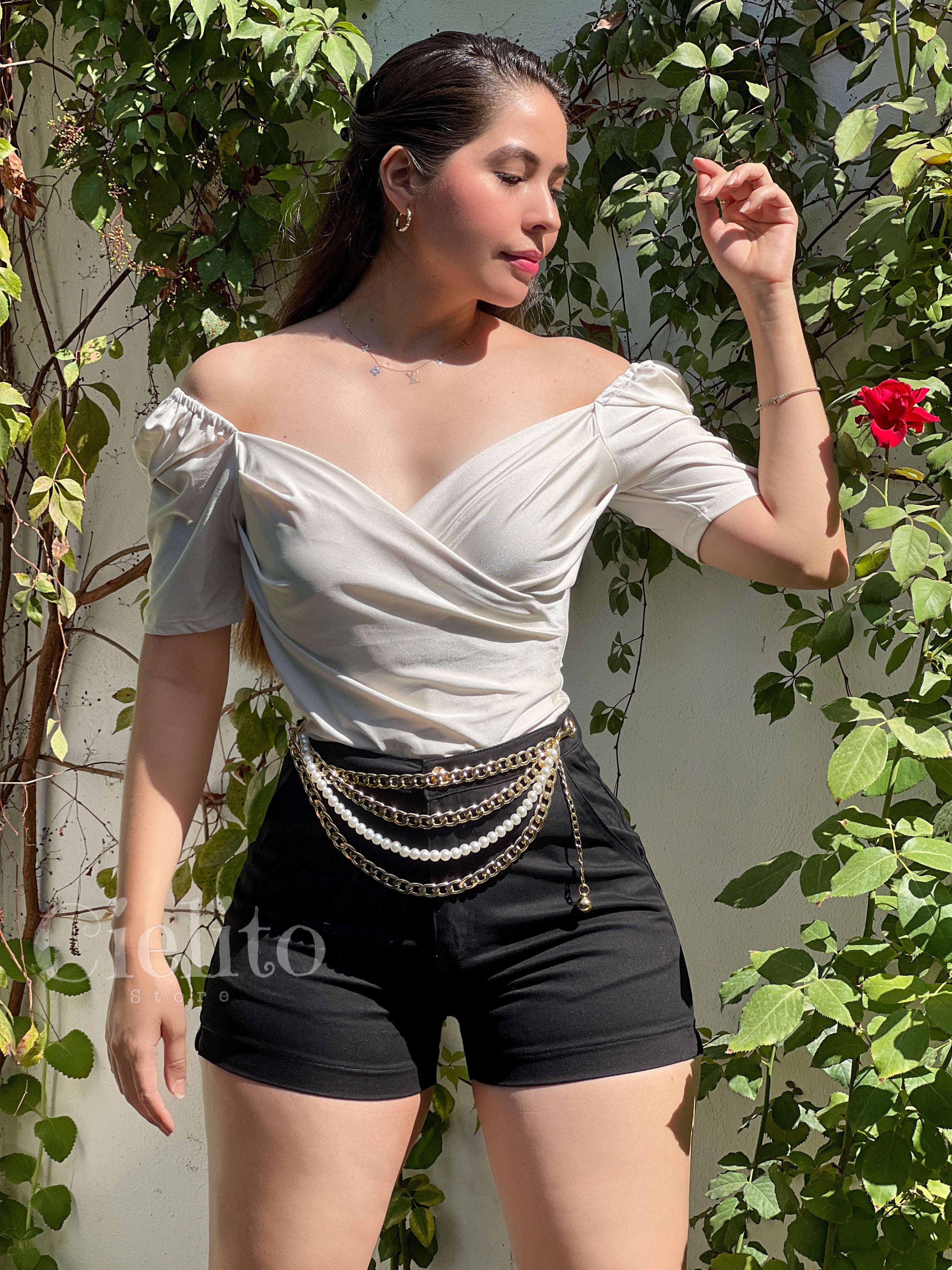 Short negro con cinturón de Cadena