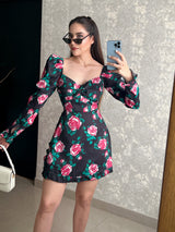 VESTIDO NEGRO CON FLORES ROJAS