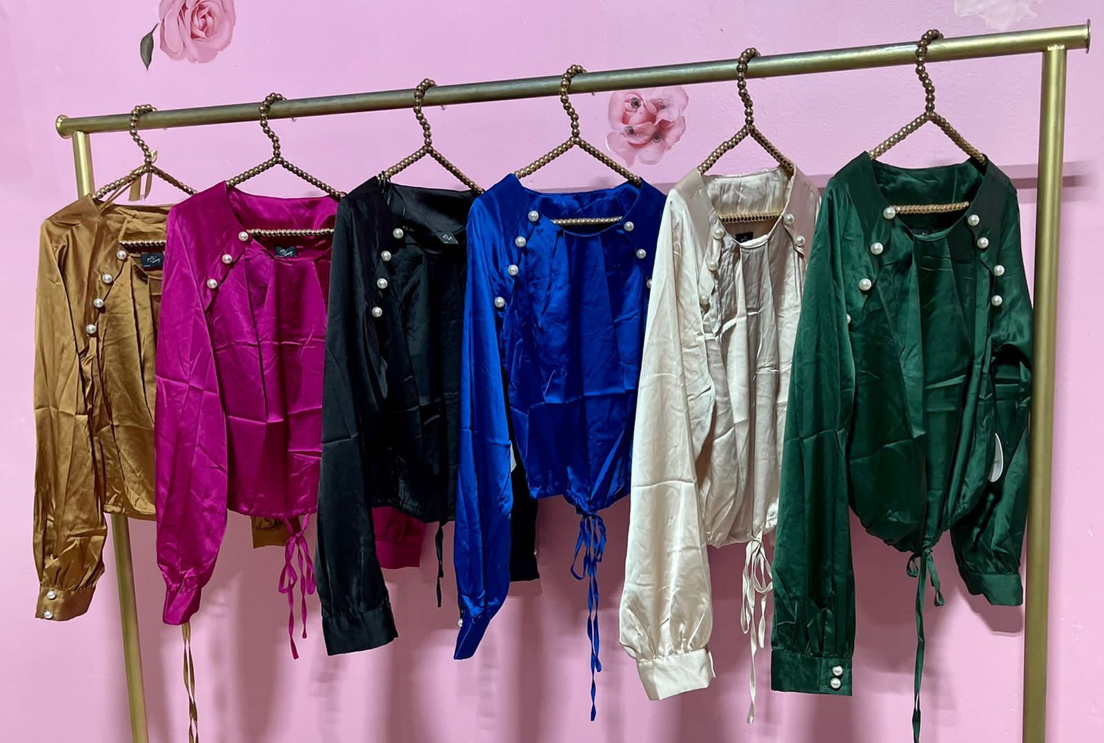 Blusa satinada con perlitas