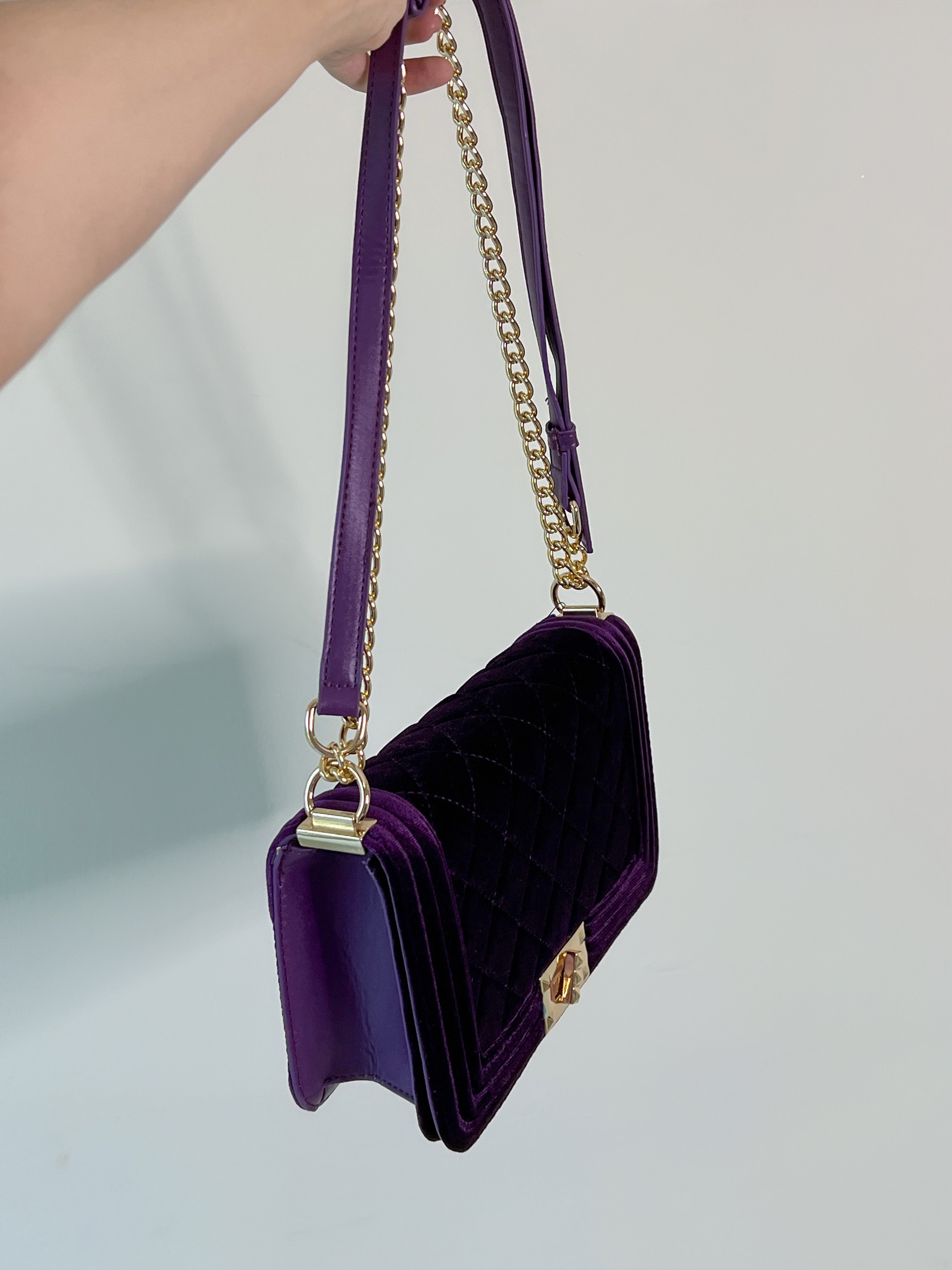 BOLSO LILA CON CORREA