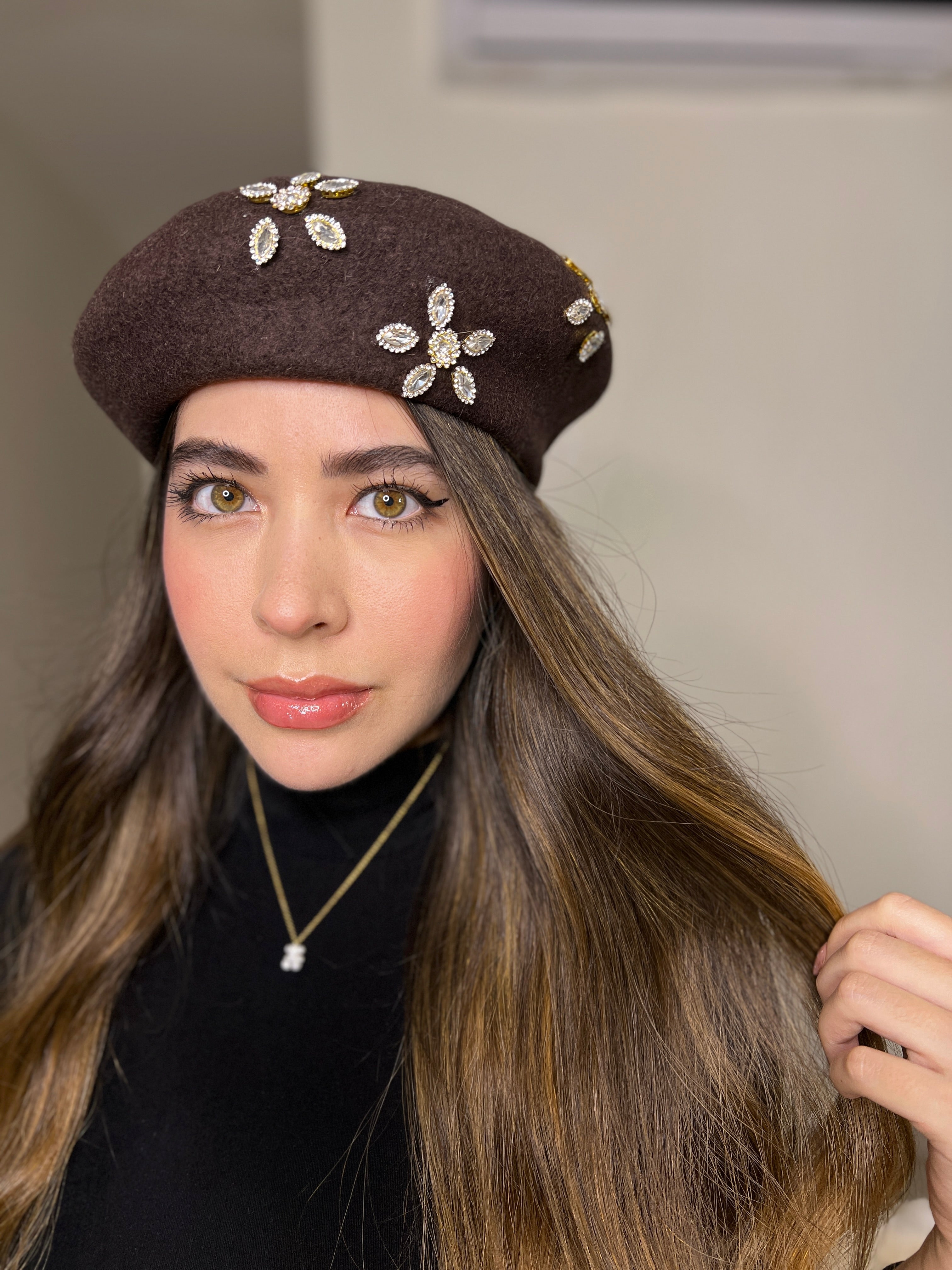 BOINA CON DIAMANTES CAFÉ OSCURO