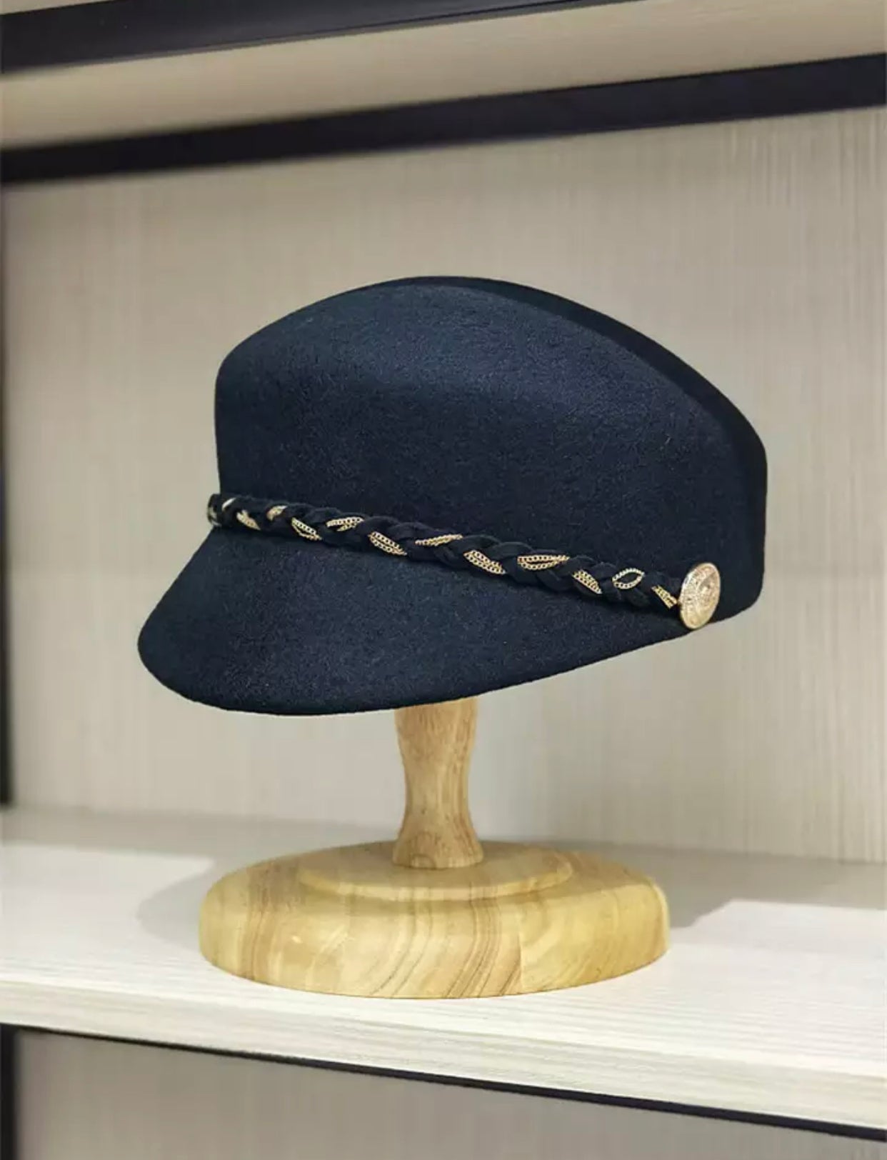 SOMBRERO NEGRO CON BOTÓN