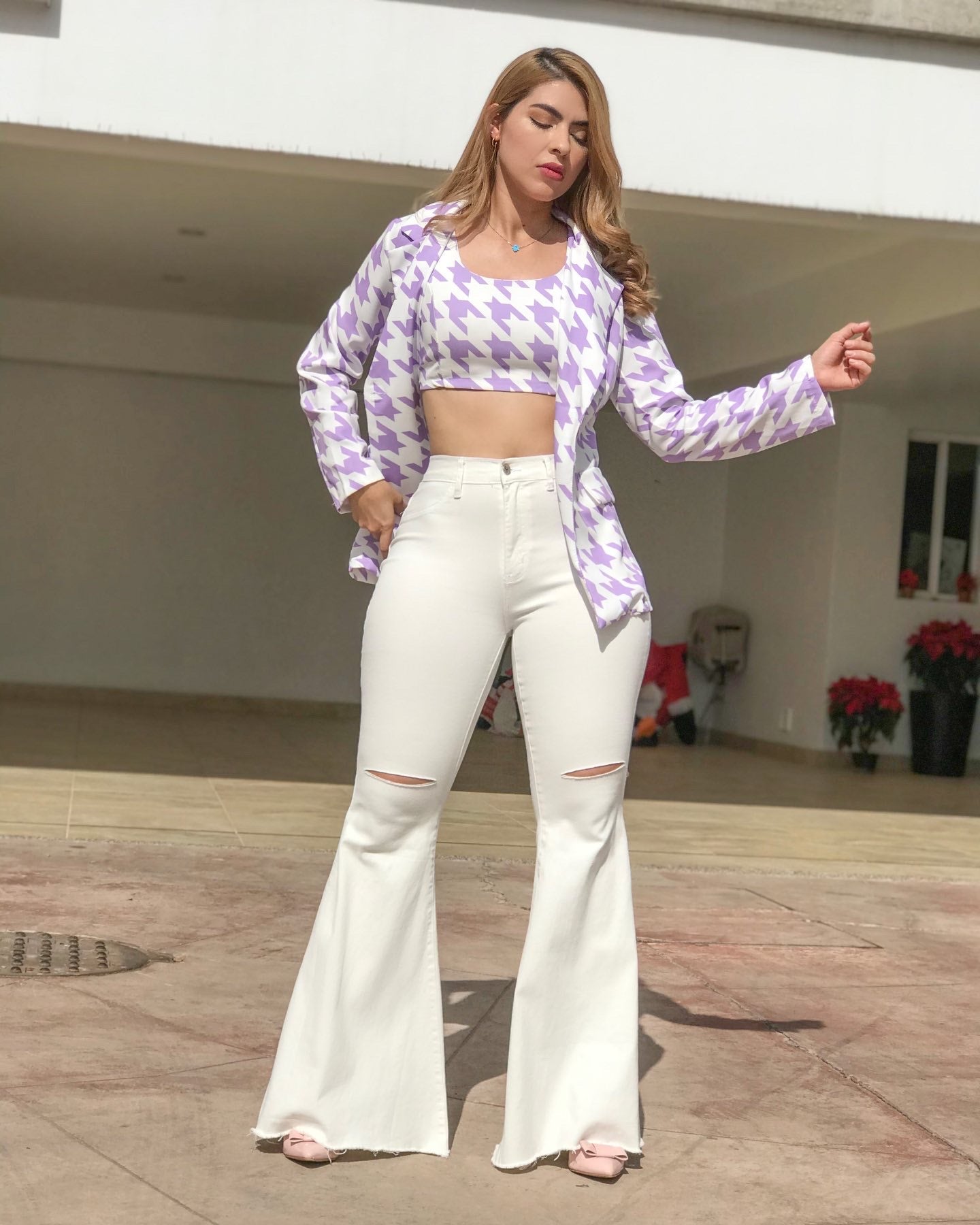 Blazer con top morado y blanco