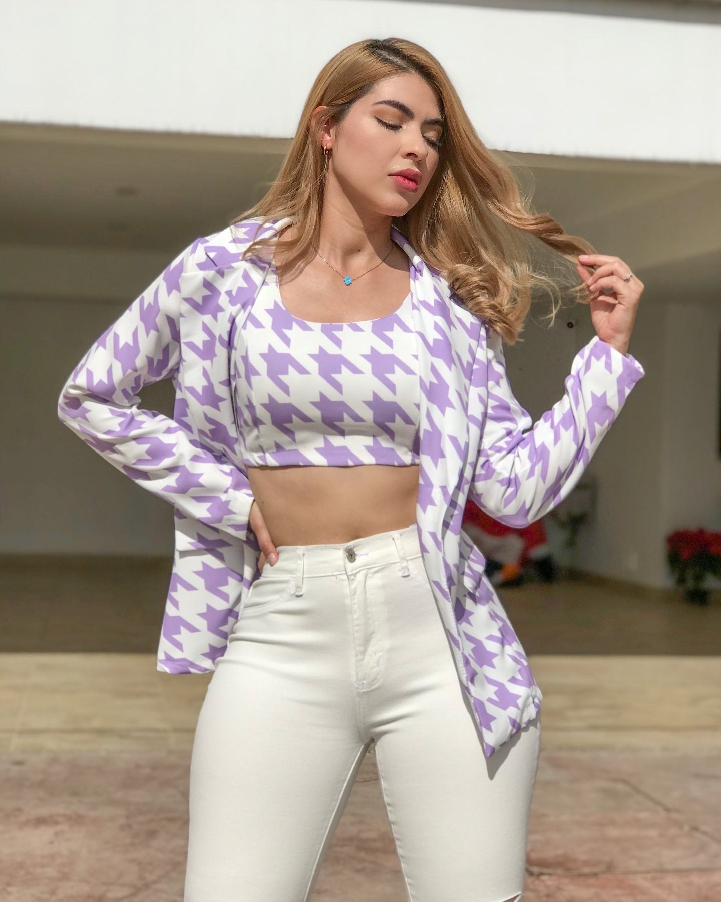 Blazer con top morado y blanco