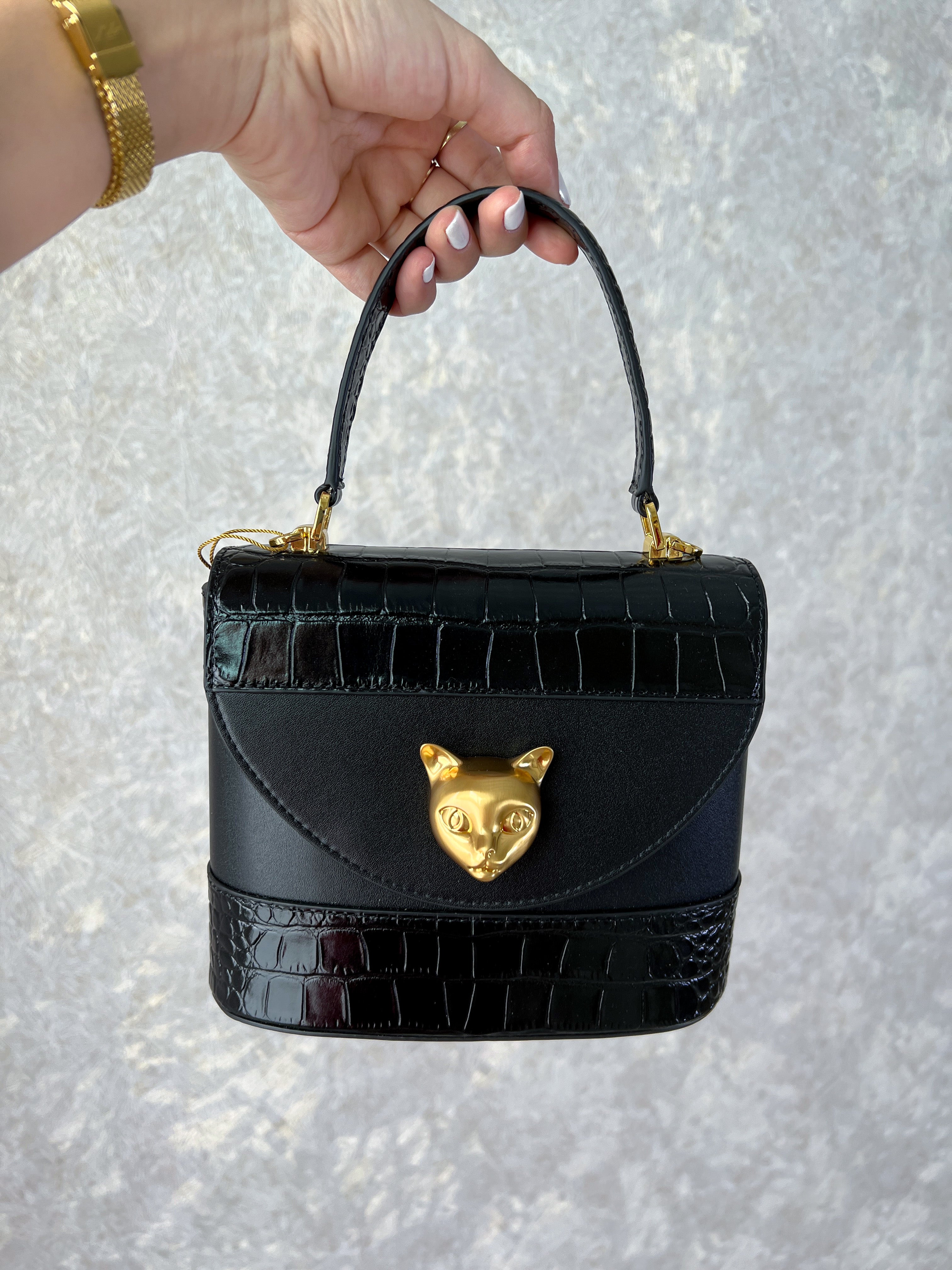 Bolso negro con detalle dorado