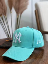Gorra azul agua