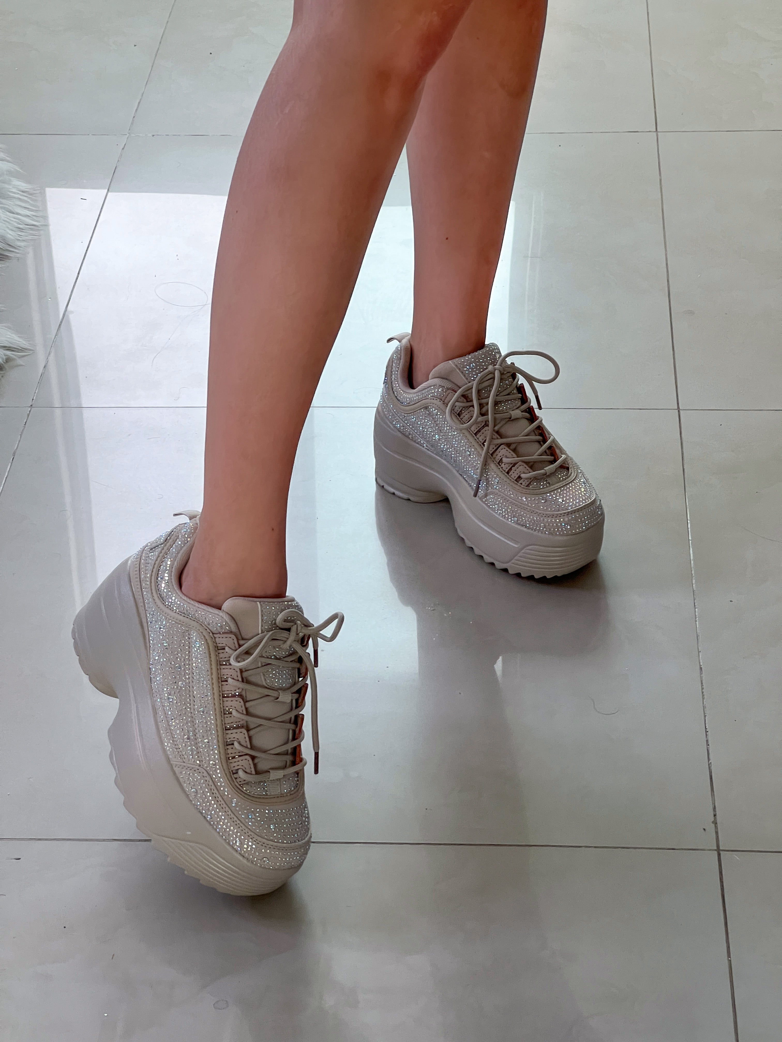 TENIS NUDE PLATAFORMA Y PEDRERÍA