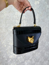 Bolso negro con detalle dorado