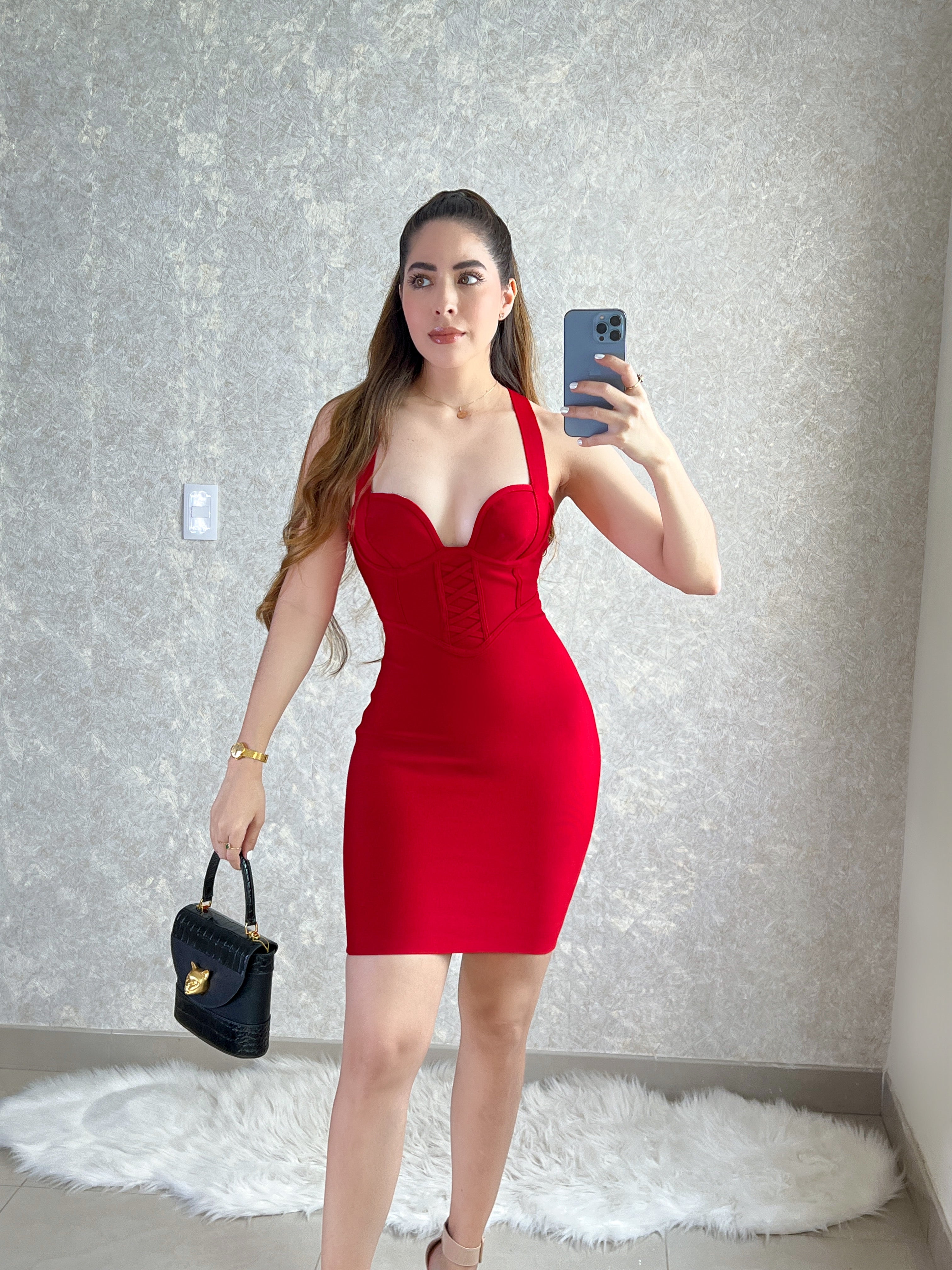 Bolso negro con detalle dorado