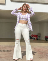 Blazer con top morado y blanco