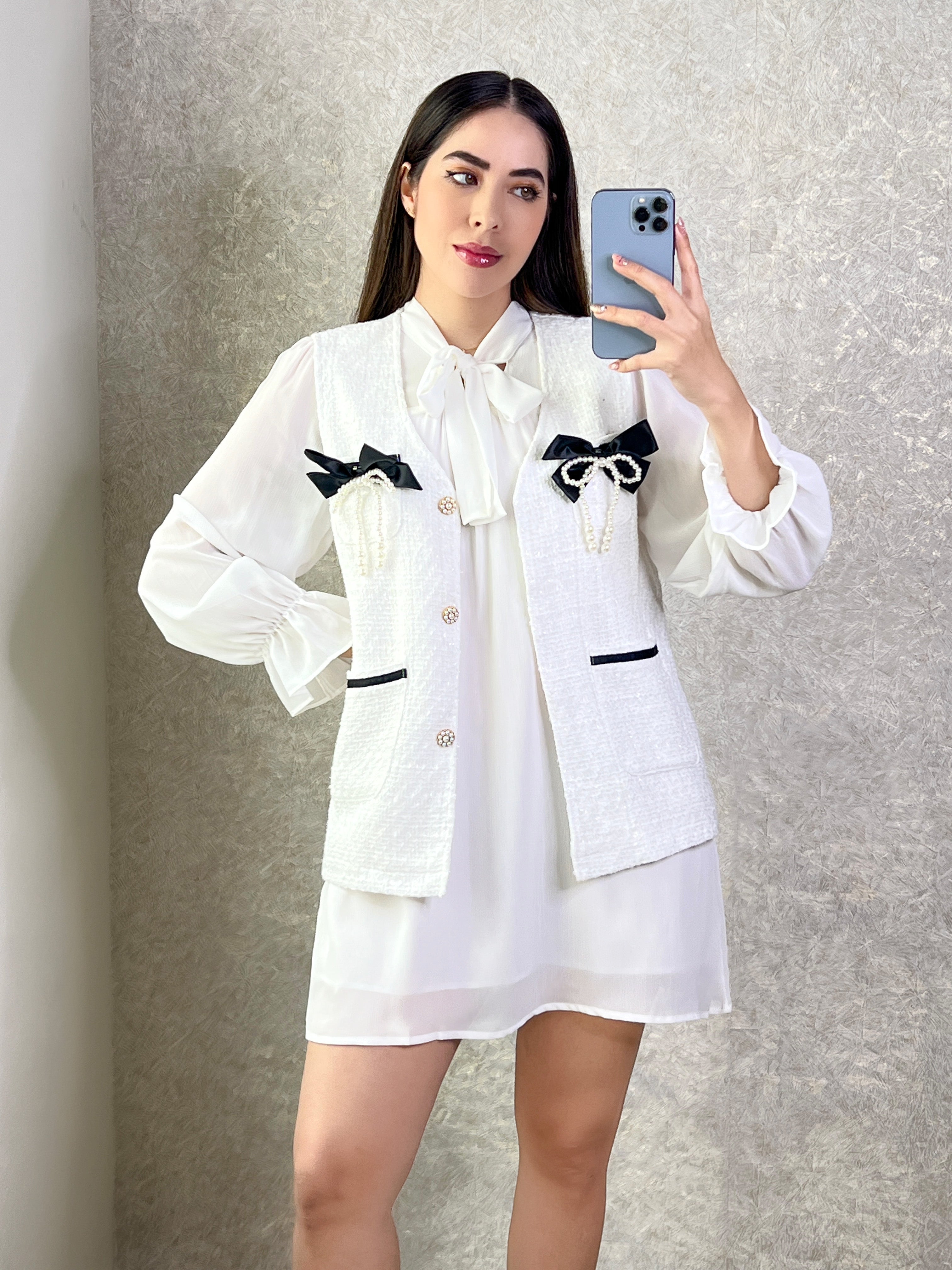 CHALECO BLANCO CON MOÑOS