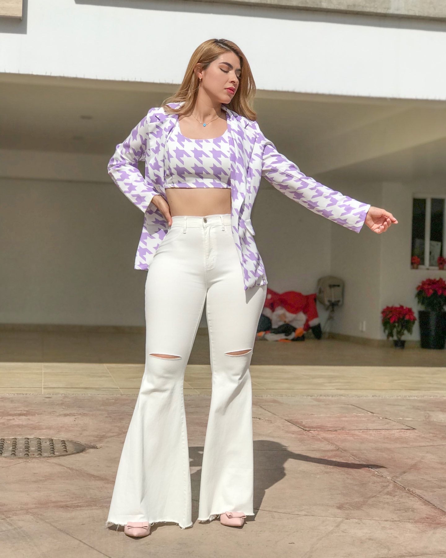 Blazer con top morado y blanco