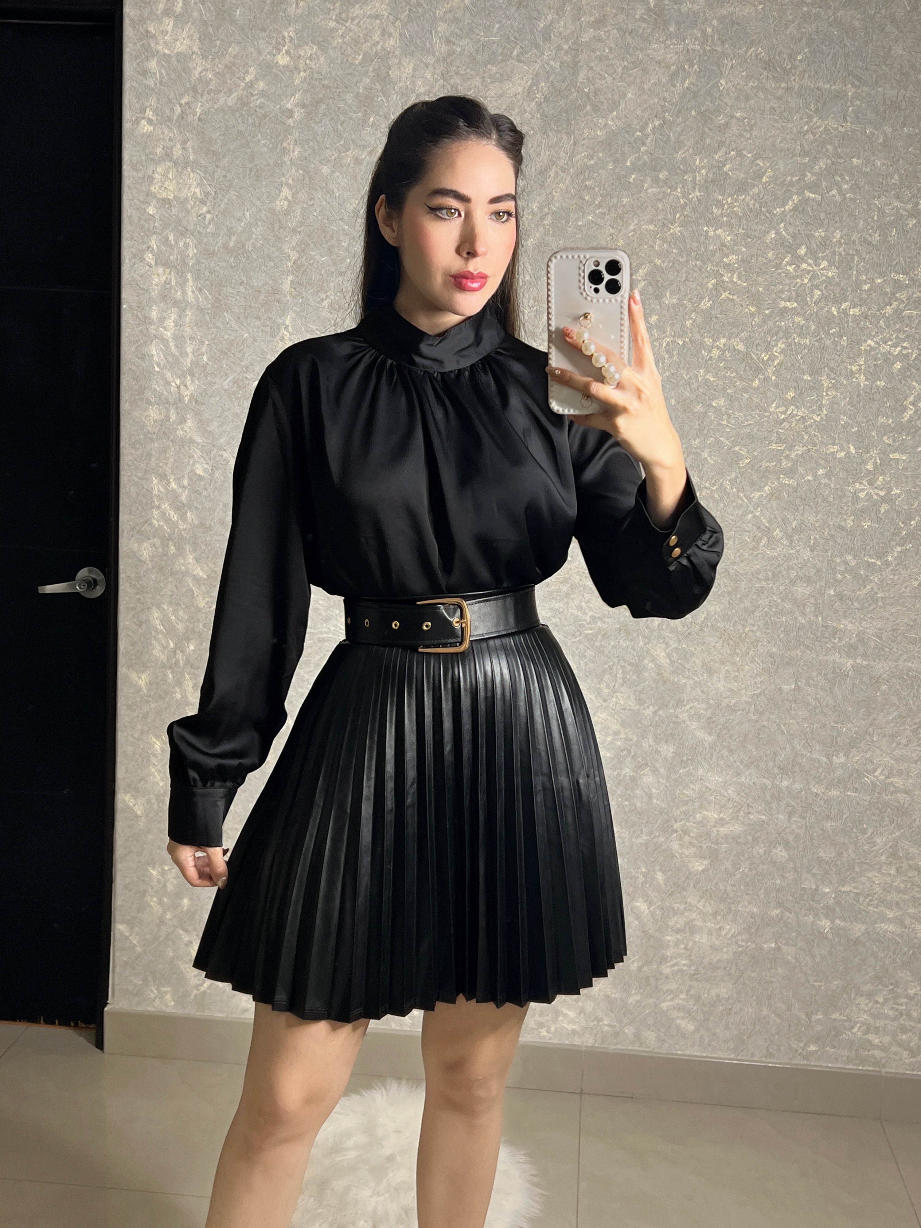 Blusa negra satinada