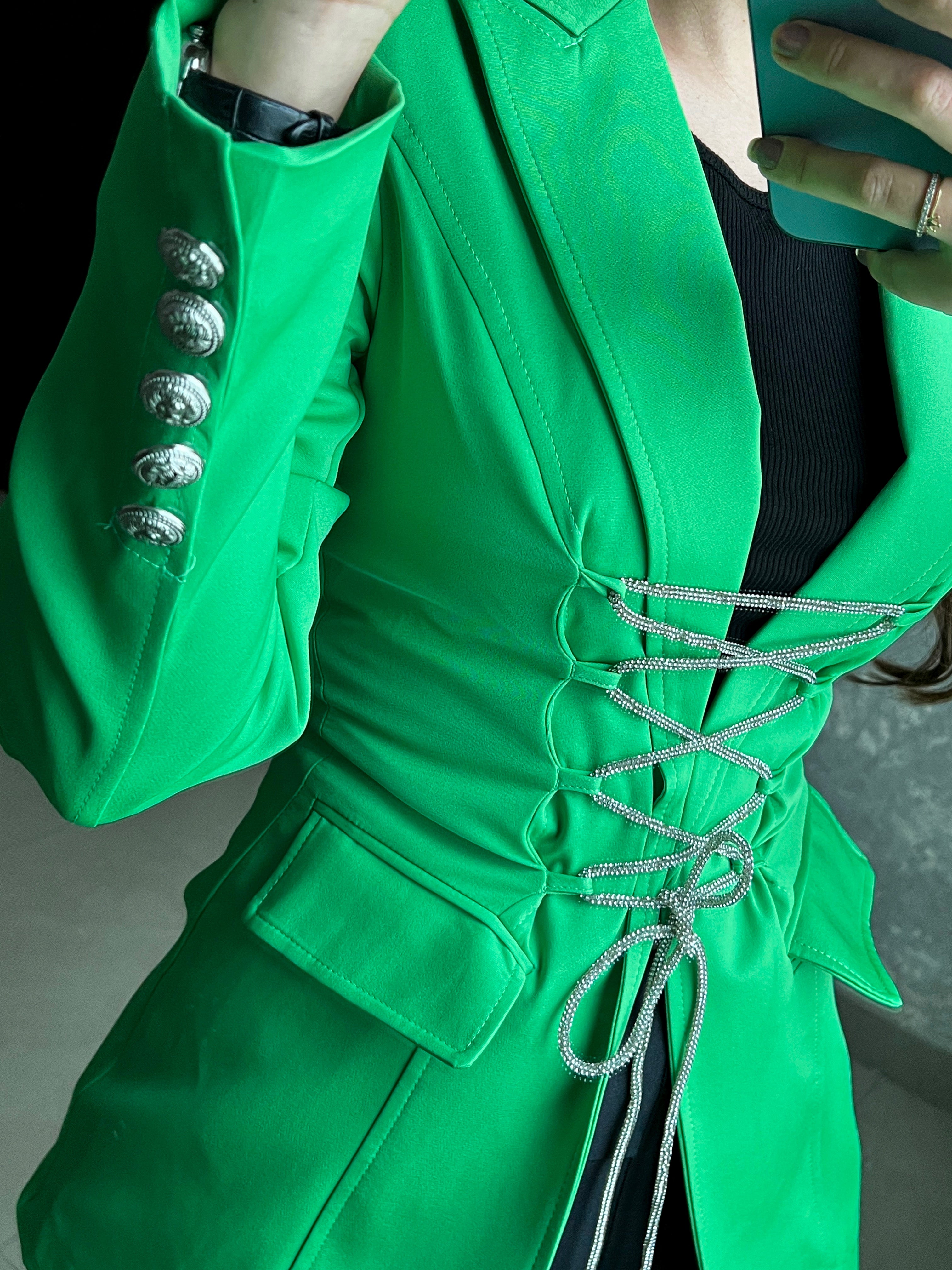 Blazer verde con tira de piedras