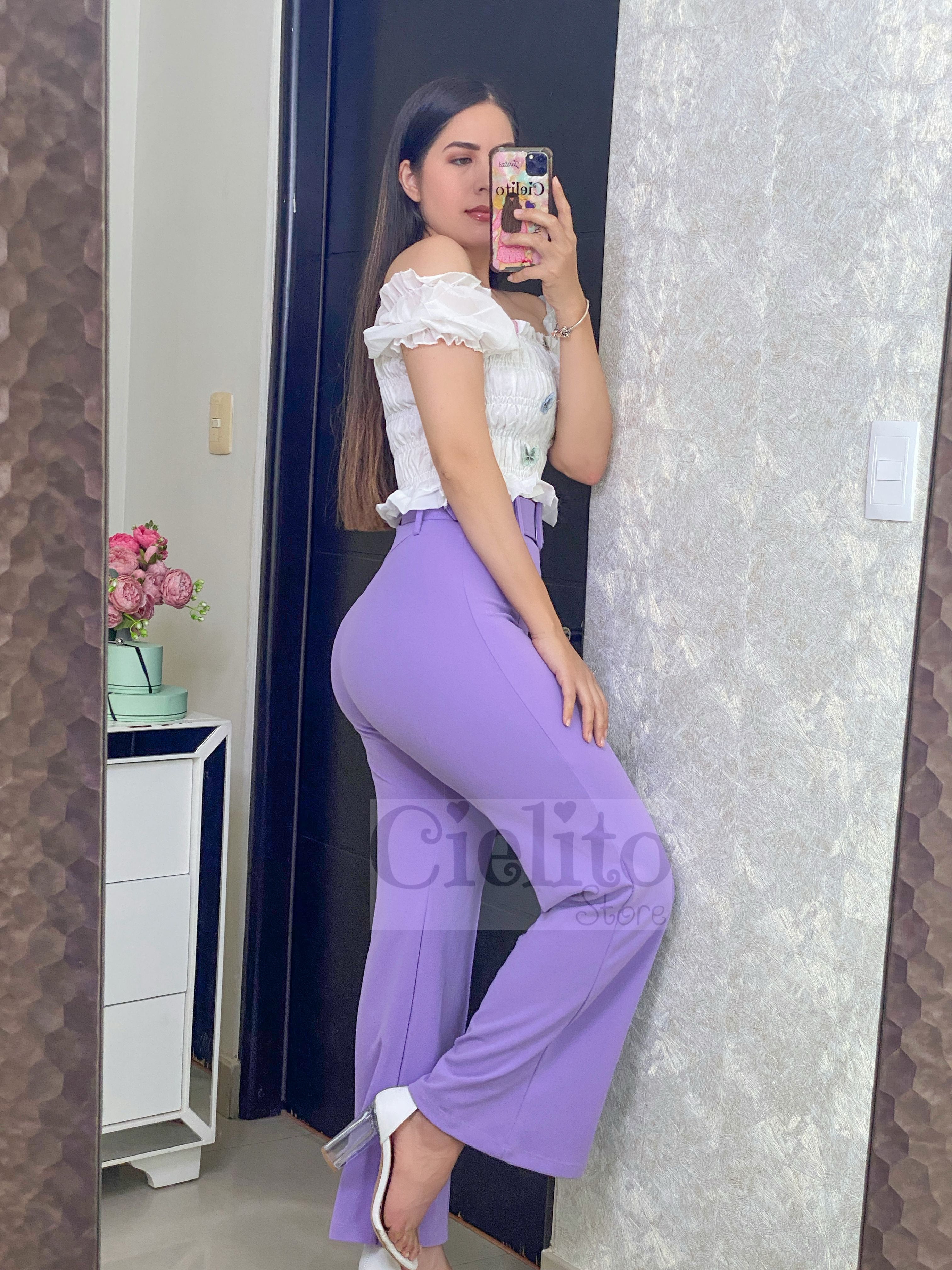 Pantalón morado con cinturón