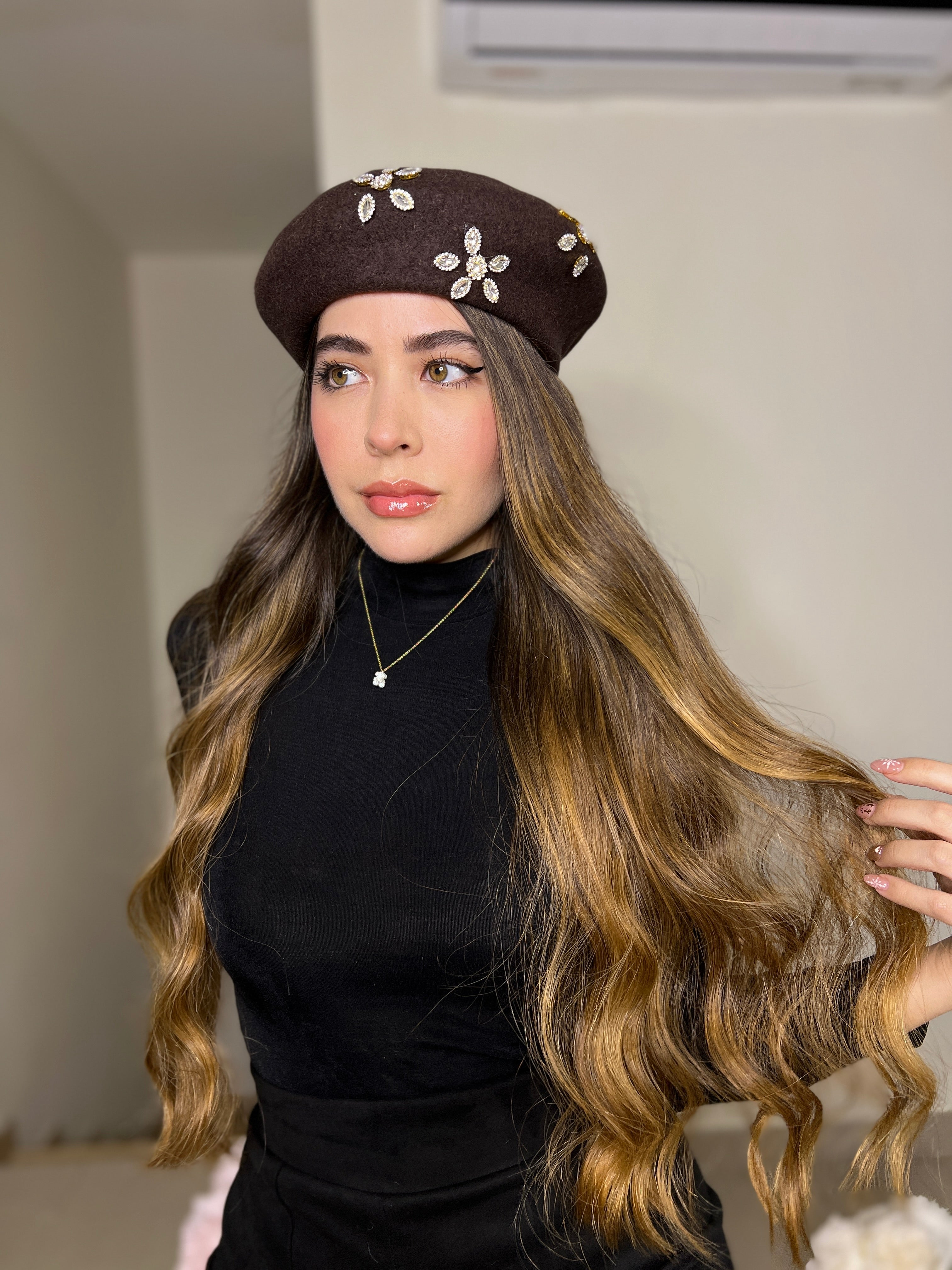 BOINA CON DIAMANTES CAFÉ OSCURO