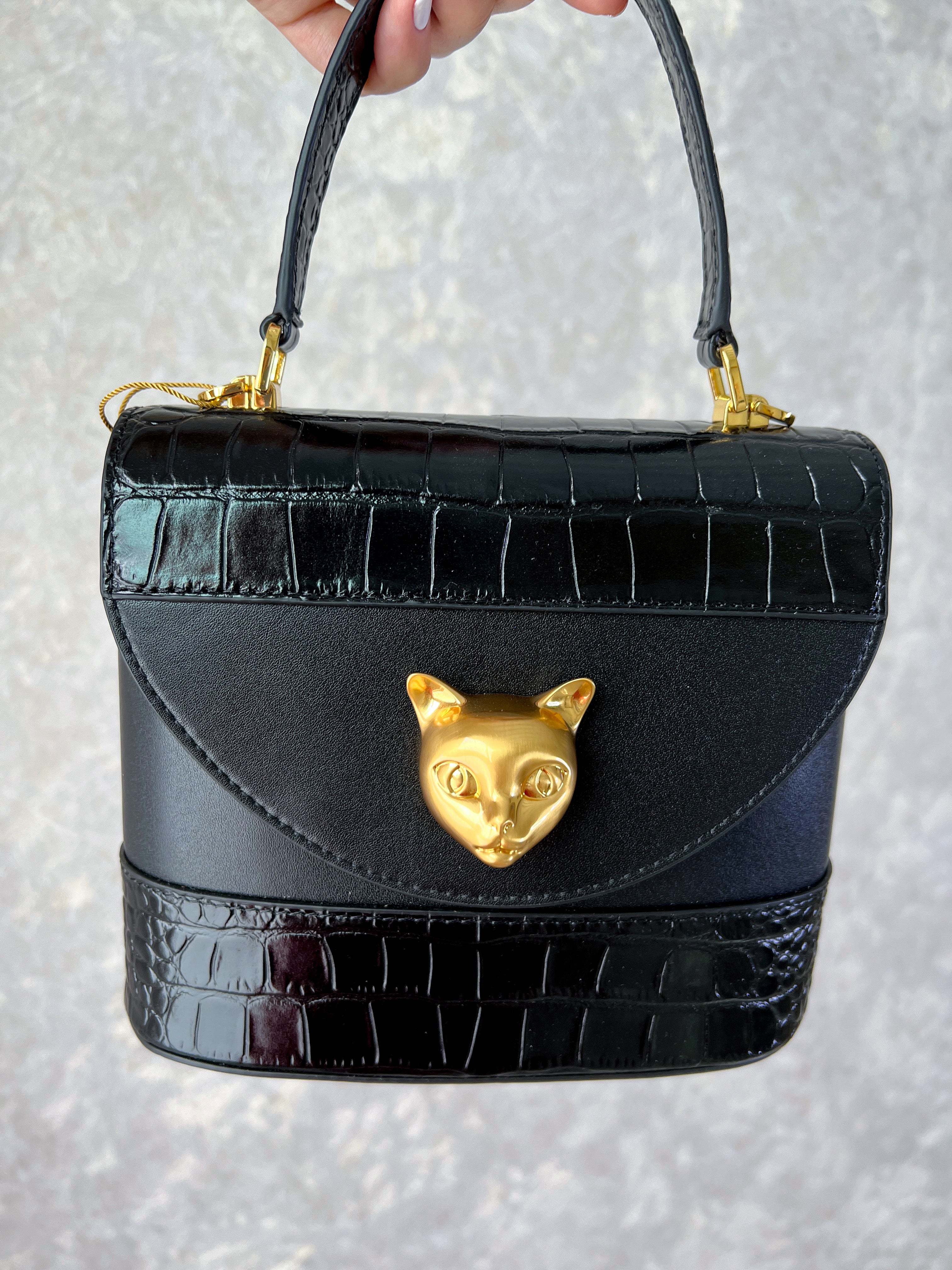 Bolso negro con detalle dorado