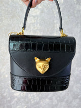 Bolso negro con detalle dorado