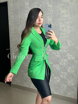 Blazer verde con tira de piedras