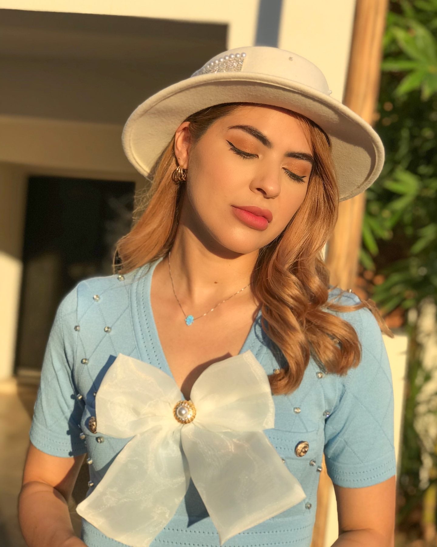 Sombrero blanco con pedrería