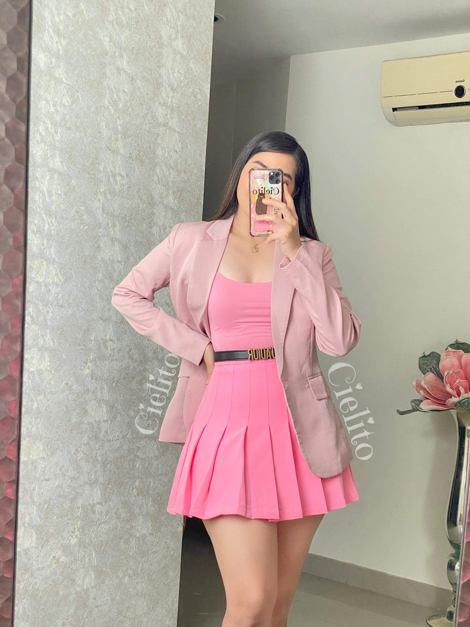 Falda rosa plisada