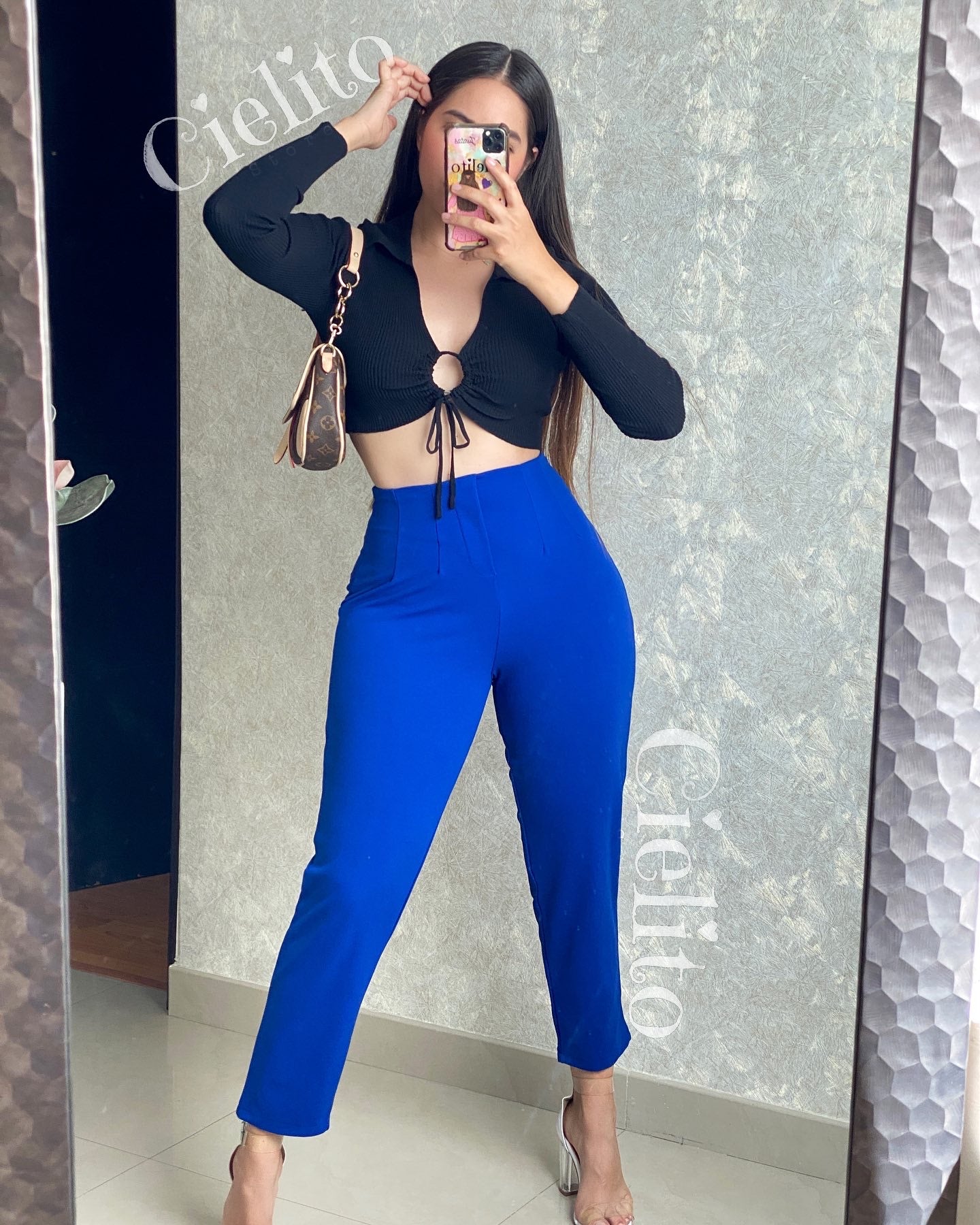 Blusa negra con escote