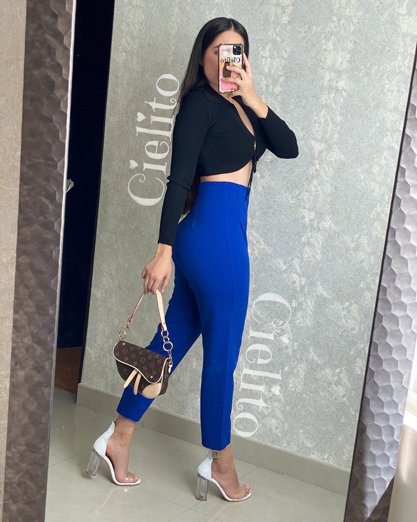 Blusa negra con escote