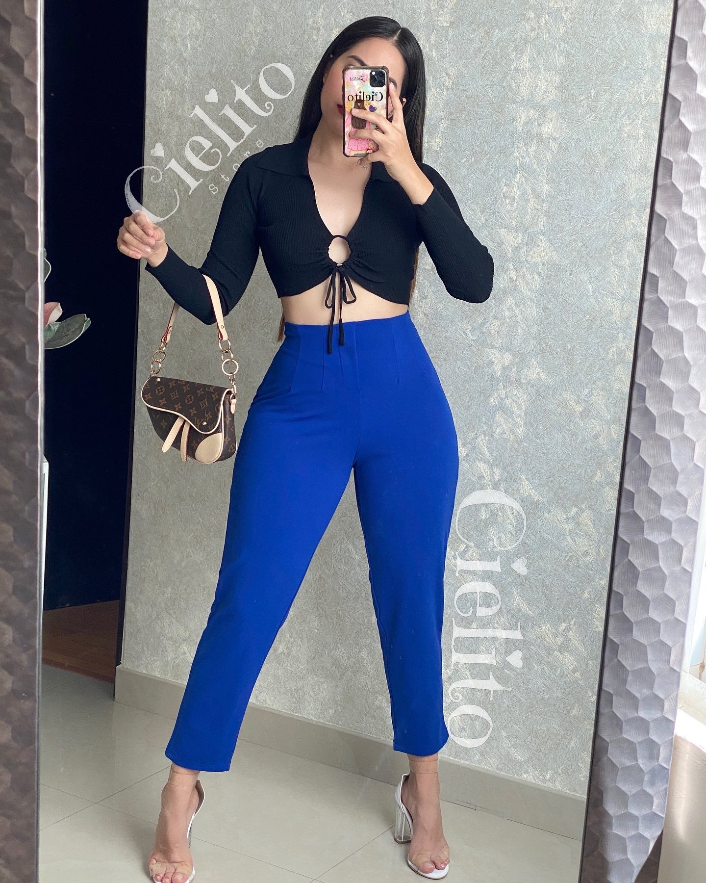 Blusa negra con escote