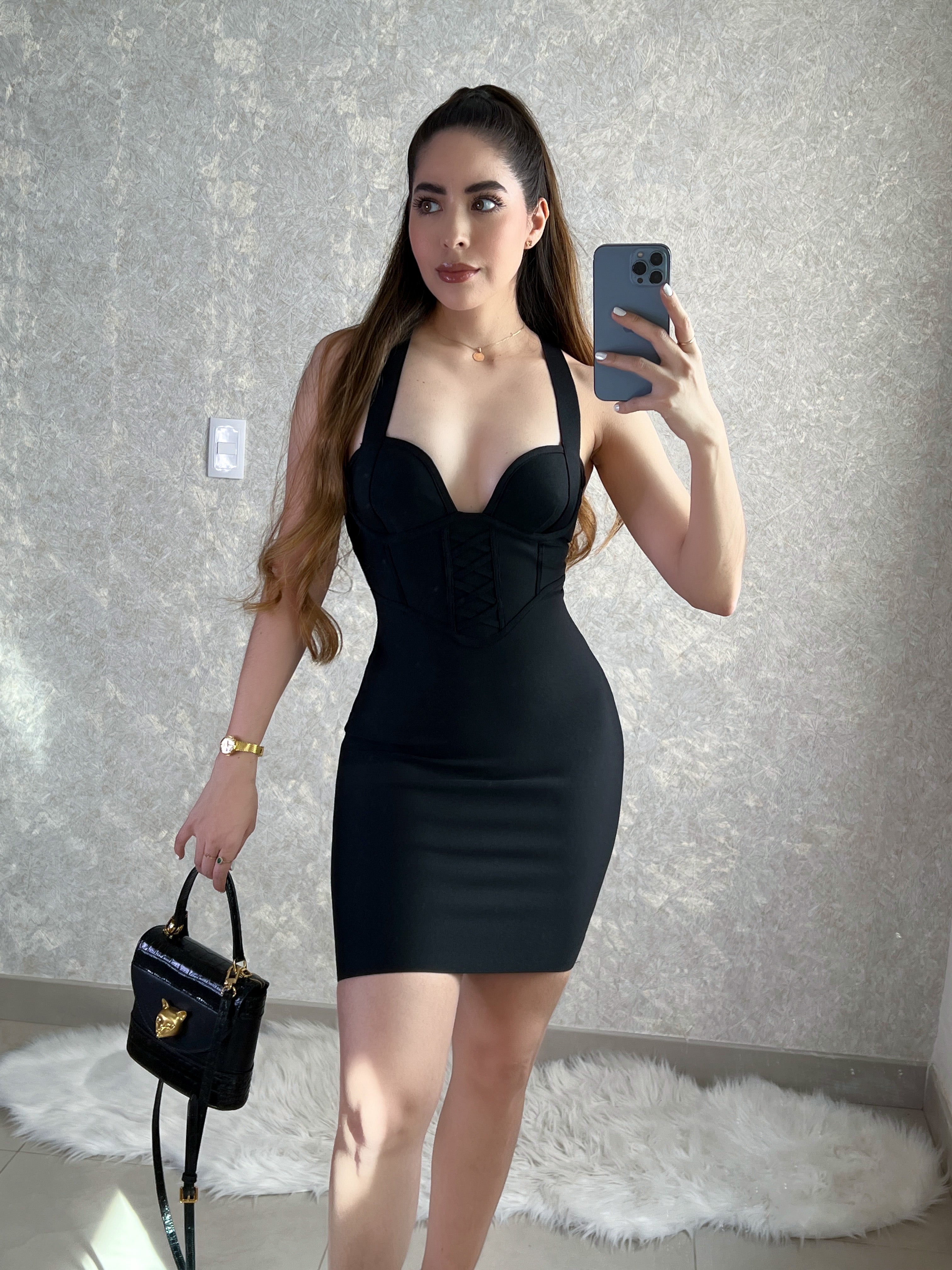 Bolso negro con detalle dorado