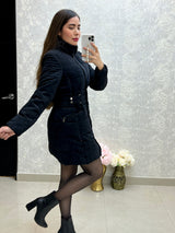 Gabardina negra con gorro retirable