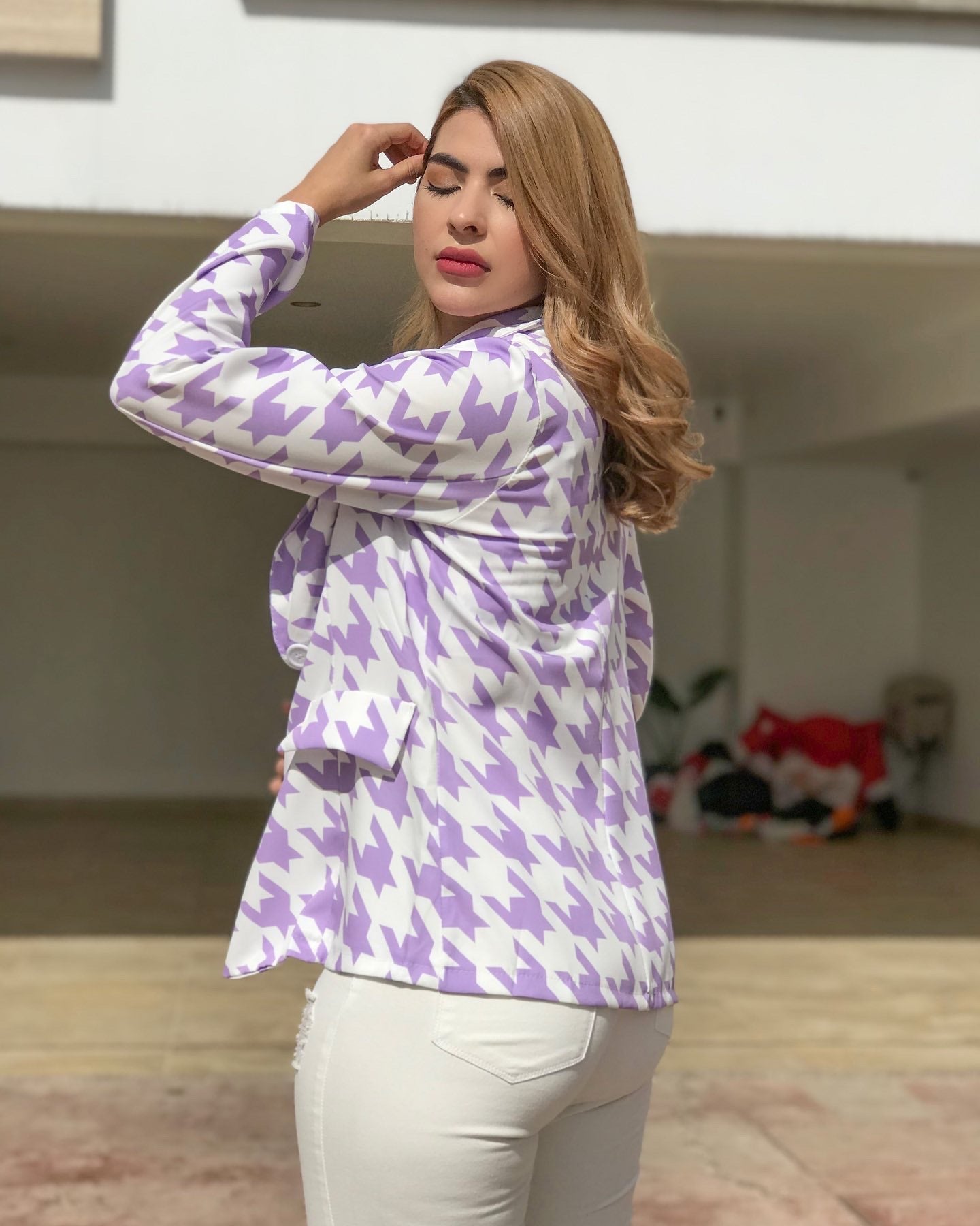 Blazer con top morado y blanco